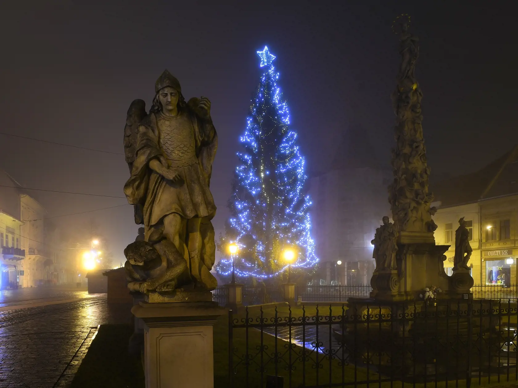 Na snímke kvôli pandemickým opatreniam prázdna Hlavná ulica v Košiciach, kde sa konali oslavy Nového roka s ohňostrojom 31. decembra 2021. Počas silvestrovskej noci tu hliadkovala štátna aj mestská polícia. FOTO TASR – Milan Kapusta