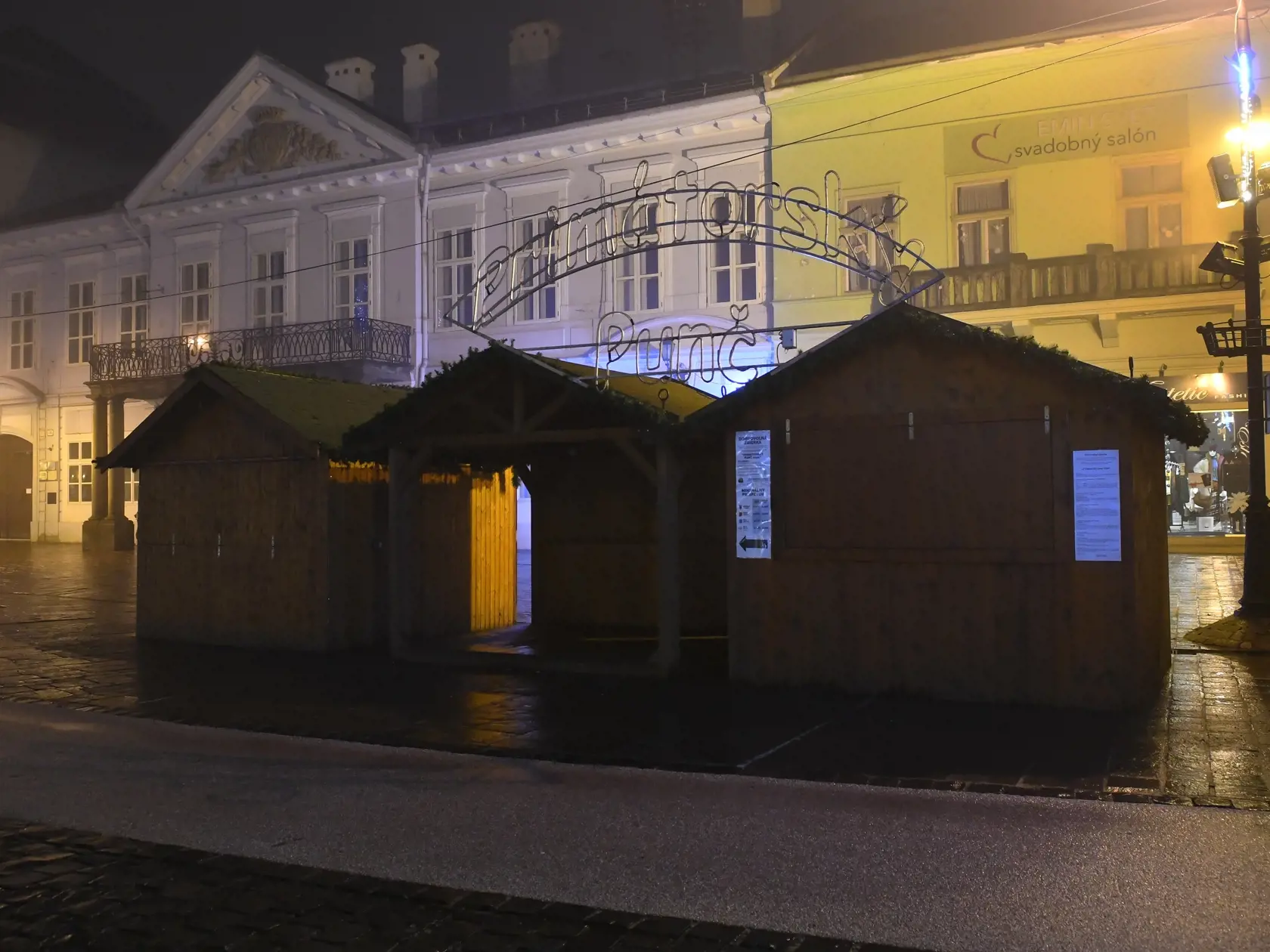 Na snímke kvôli pandemickým opatreniam prázdna Hlavná ulica v Košiciach, kde sa konali oslavy Nového roka s ohňostrojom 31. decembra 2021. Počas silvestrovskej noci tu hliadkovala štátna aj mestská polícia. FOTO TASR – Milan Kapusta