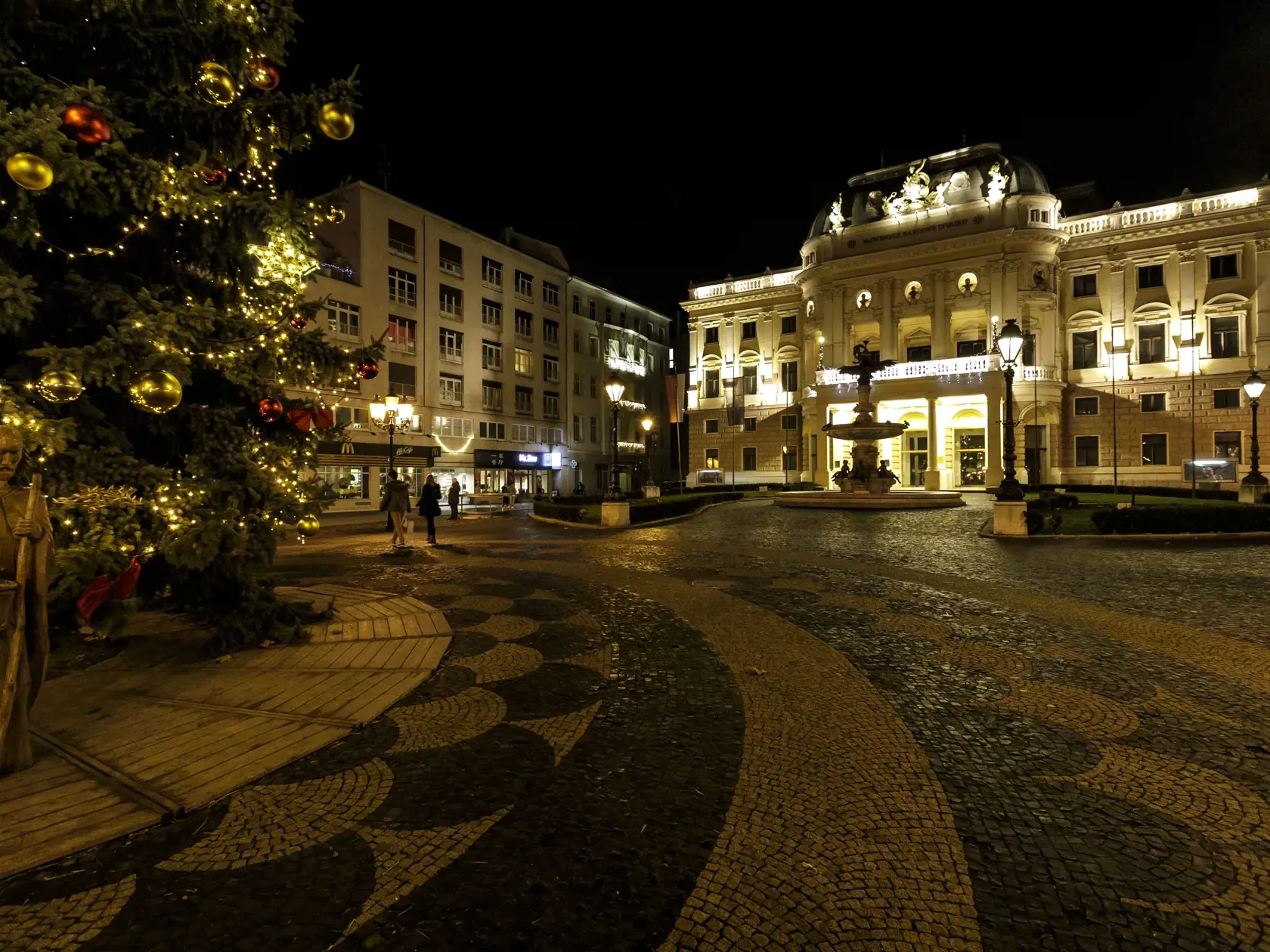 Na snímke Hviezdoslavovo námestie počas silvestrovskej noci 31. decembra 2021 v Bratislave. FOTO TASR - Dano Veselský