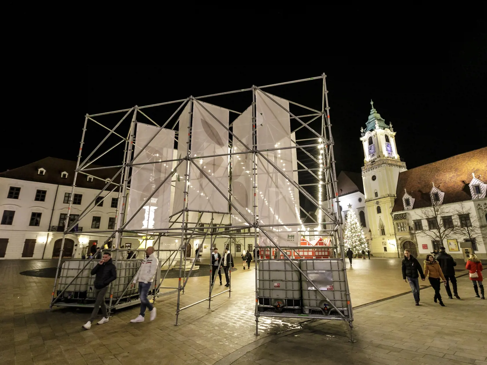 Na snímke Hlavné námestie počas silvestrovskej noci 31. decembra 2021 v Bratislave. FOTO TASR - Dano Veselský