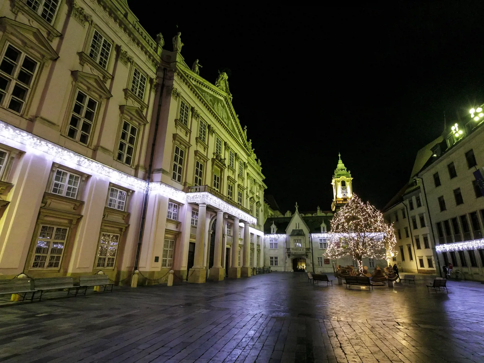 Na snímke Primaciálne námestie počas silvestrovskej noci 31. decembra 2021 v Bratislave. FOTO TASR - Dano Veselský