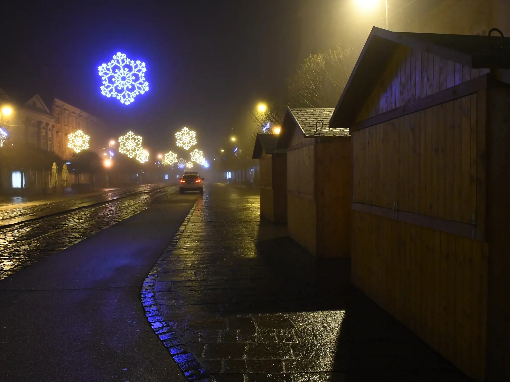 Na snímke kvôli pandemickým opatreniam prázdna Hlavná ulica v Košiciach, kde sa konali oslavy Nového roka s ohňostrojom 31. decembra 2021. Počas silvestrovskej noci tu hliadkovala štátna aj mestská polícia. FOTO TASR – Milan Kapusta
