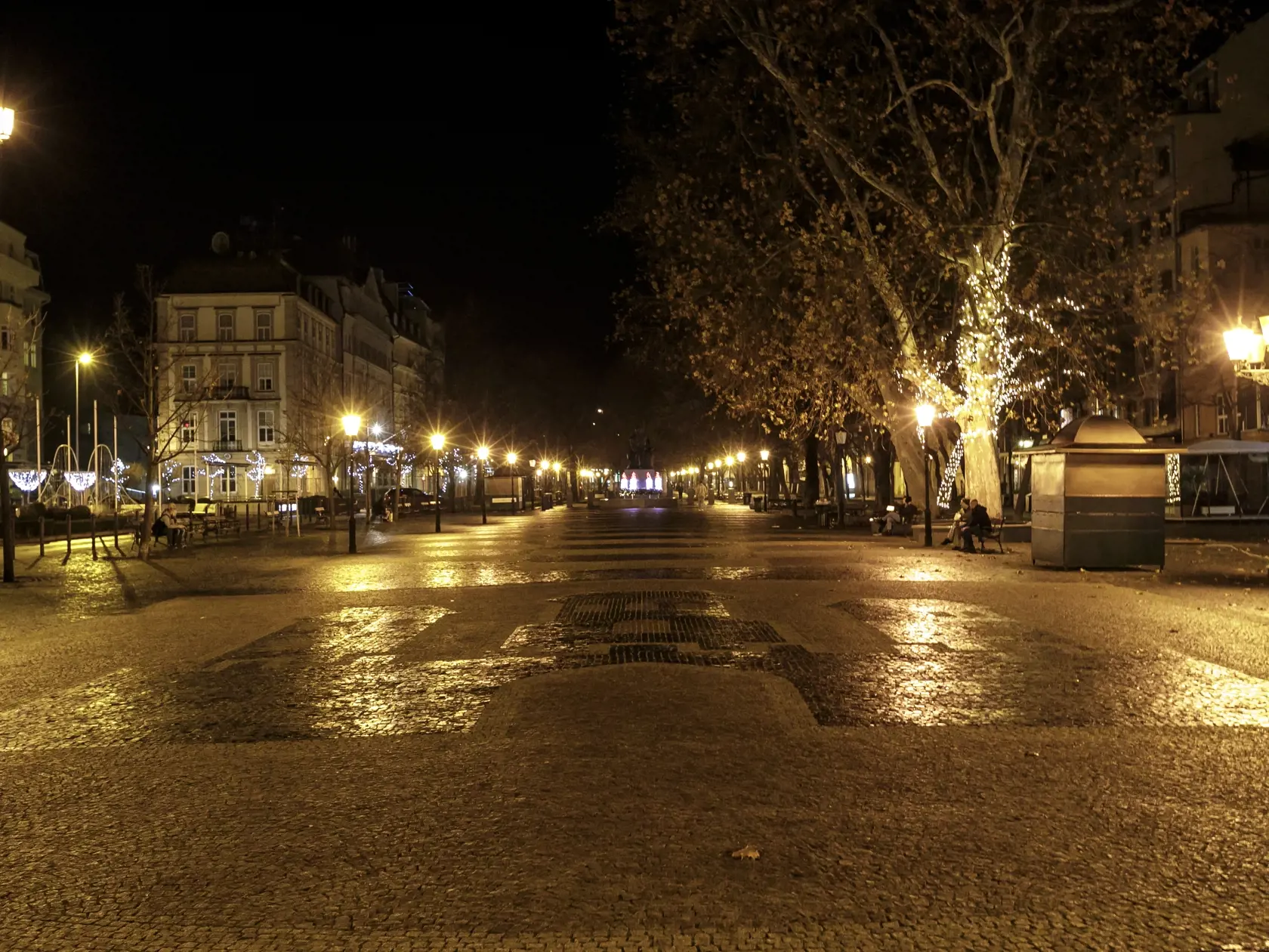 Na snímke Hviezdoslavovo námestie počas silvestrovskej noci 31. decembra 2021 v Bratislave. FOTO TASR - Dano Veselský