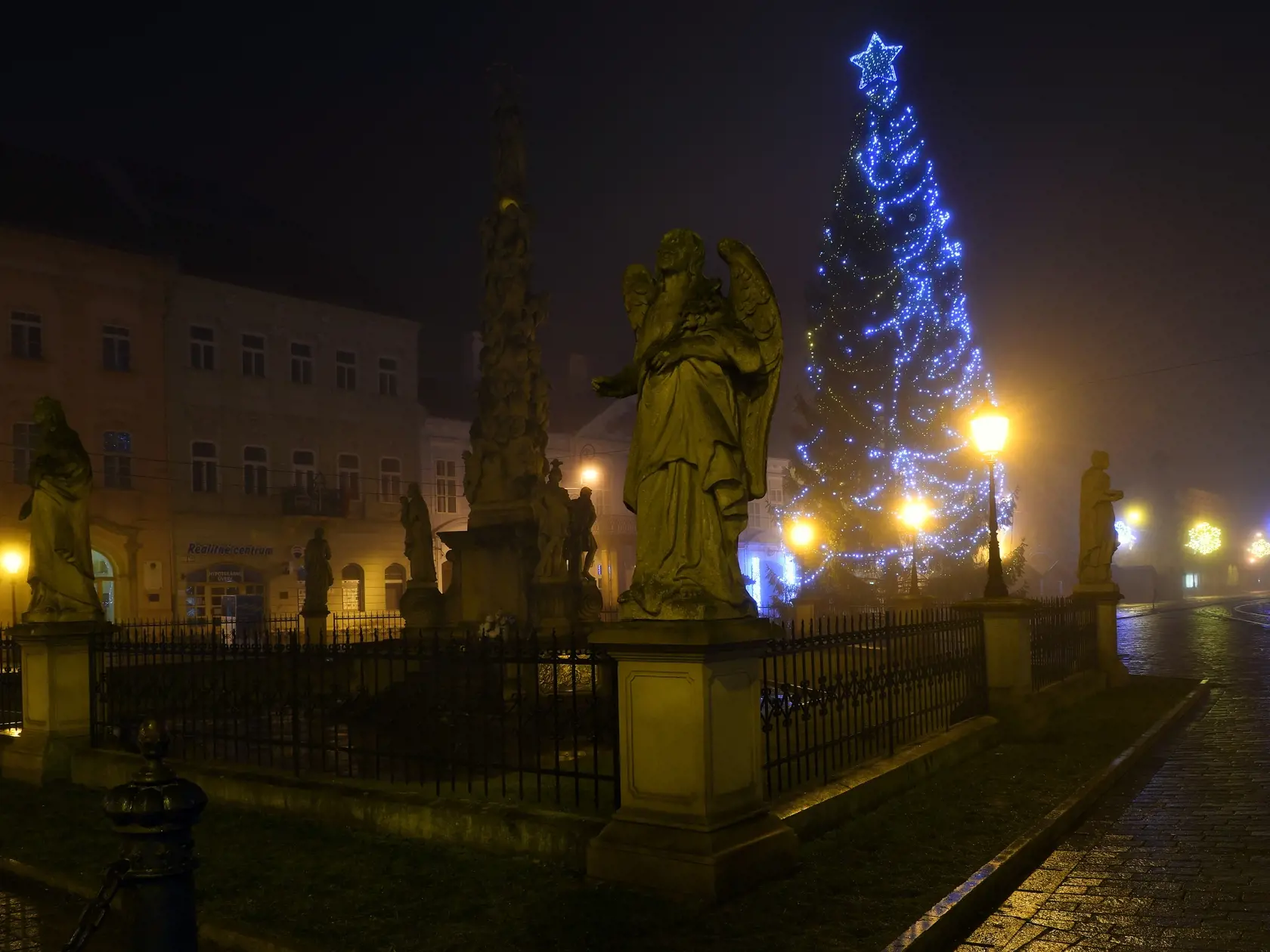 Na snímke kvôli pandemickým opatreniam prázdna Hlavná ulica v Košiciach, kde sa konali oslavy Nového roka s ohňostrojom 31. decembra 2021. Počas silvestrovskej noci tu hliadkovala štátna aj mestská polícia. FOTO TASR – Milan Kapusta