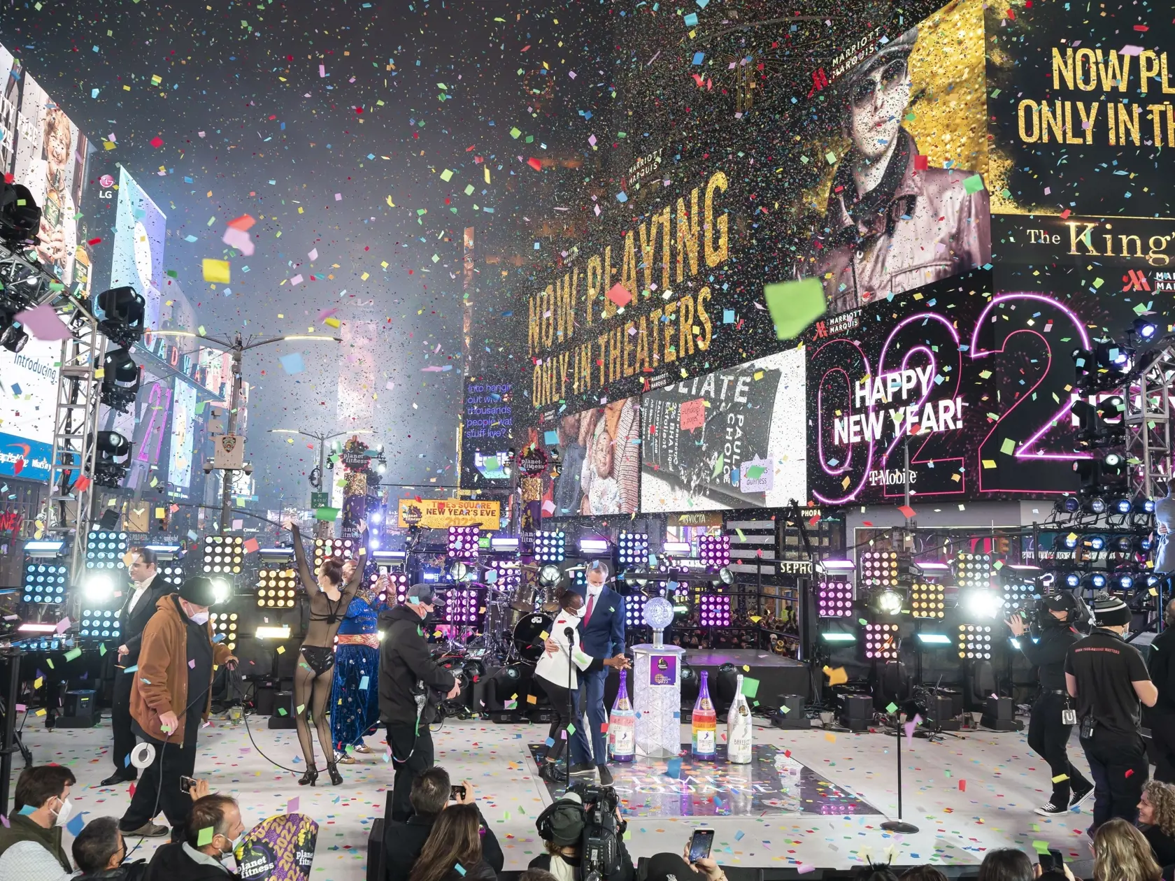 JB 30 New York - Odchádzajúci starosta New Yorku Bill de Blasio a Chirlane McCrayová tancujú počas novoročných osláv na námestí Times Square v New Yorku 1. januára 2022. FOTO TASR/AP 

Outgoing New York Mayor Bill de Blasio and Chirlane McCray dance at the Times Square New Year's Eve celebration early Saturday, Jan. 1, 2022, in New York. (Photo by Ben Hider/Invision/AP)