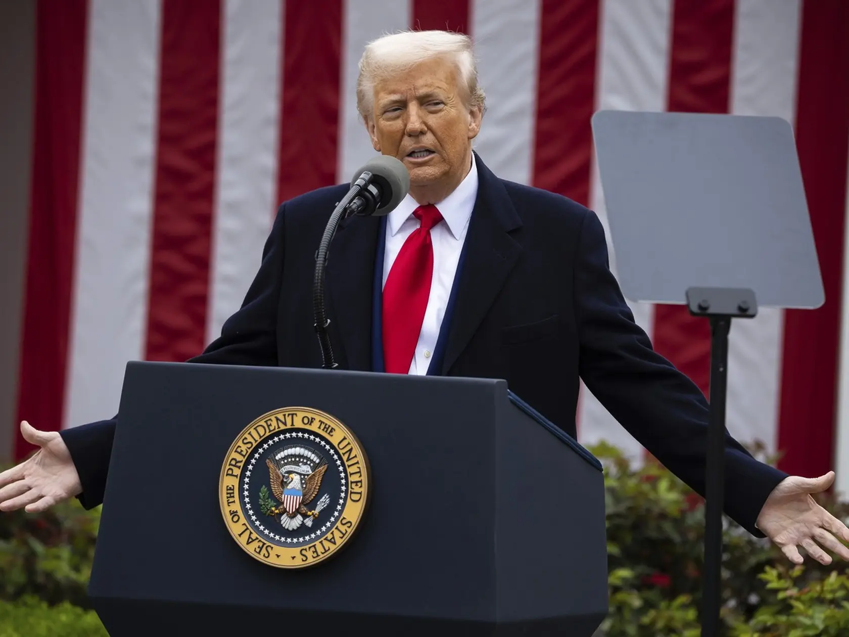 Donald Trump v Ružovej záhrade Bieleho domu podpisuje recipročné clá.