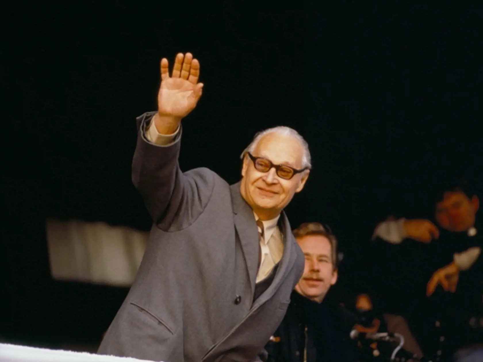1989 - POČAS REVOLÚCIE V ROKU 1989:
Zdravil davy, ktoré skandovali jeho meno.