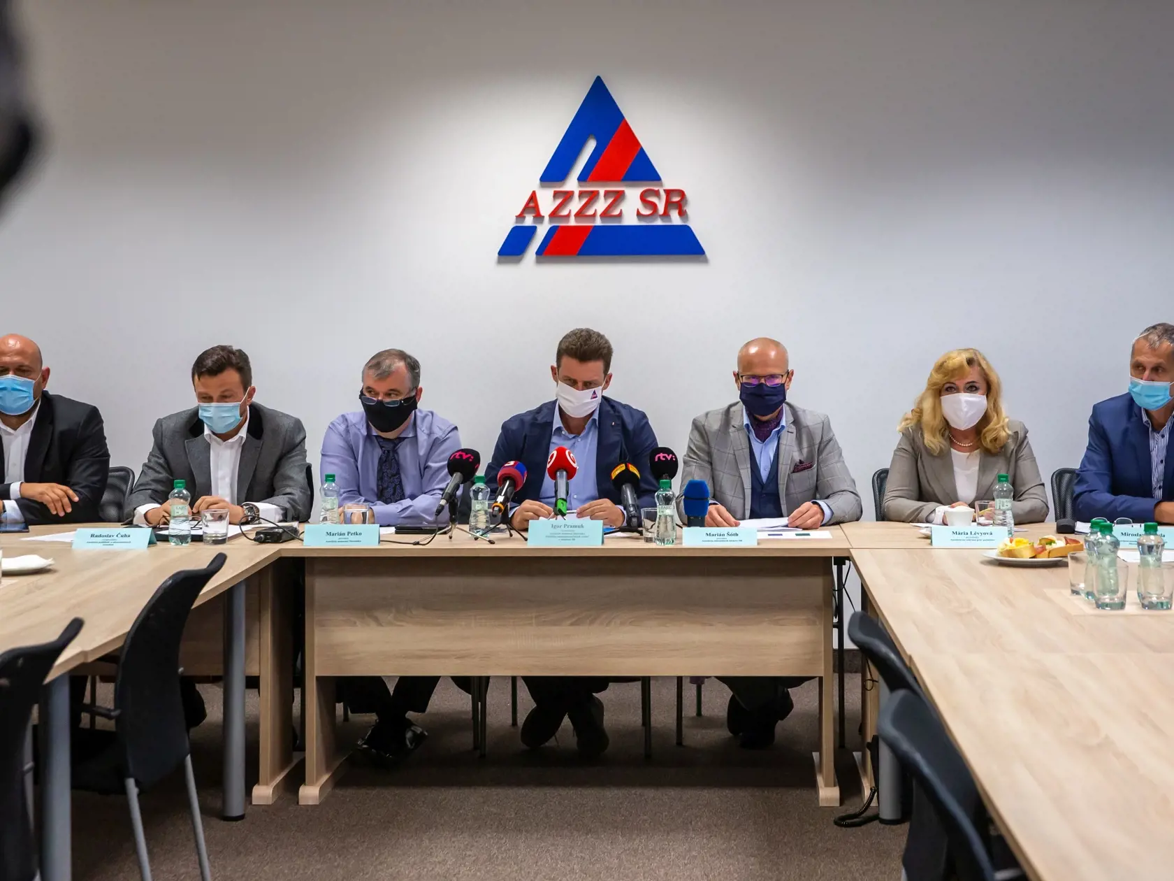MINISTER NEKOMUNIKUJE Zástupcovia zdravotníckych asociácií kritizujú rezort a jeho šéfa Marka Krajčího. Ak sa niečo nezmení, hrozí nám vraj lombardský scenár.