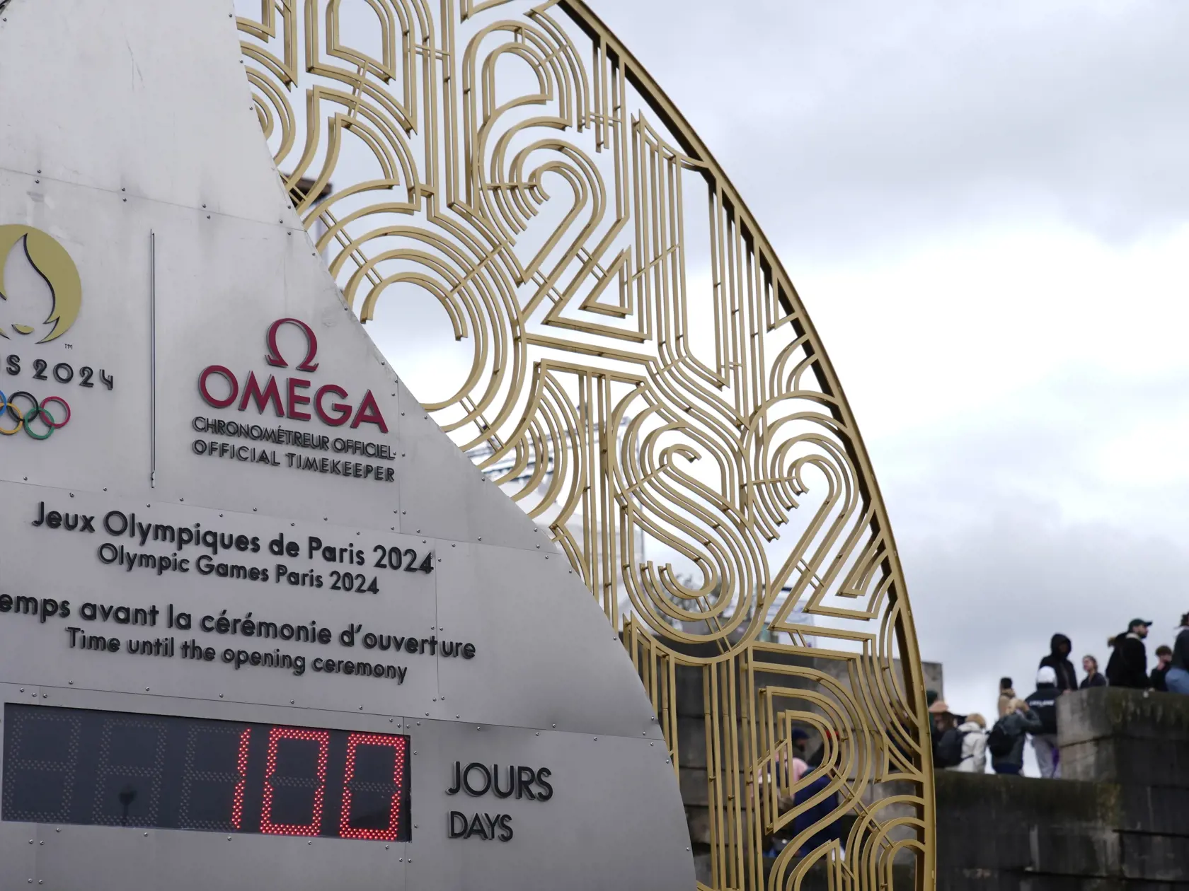 Na snímke hodiny, ktoré odpočítavajú dni do začiatku letných olympijských hier, 17. apríla 2024 v Paríži. Už len sto dní zostáva do slávnostného otvorenia letných olympijských hier v Paríži (26. júl - 11. august 2024).