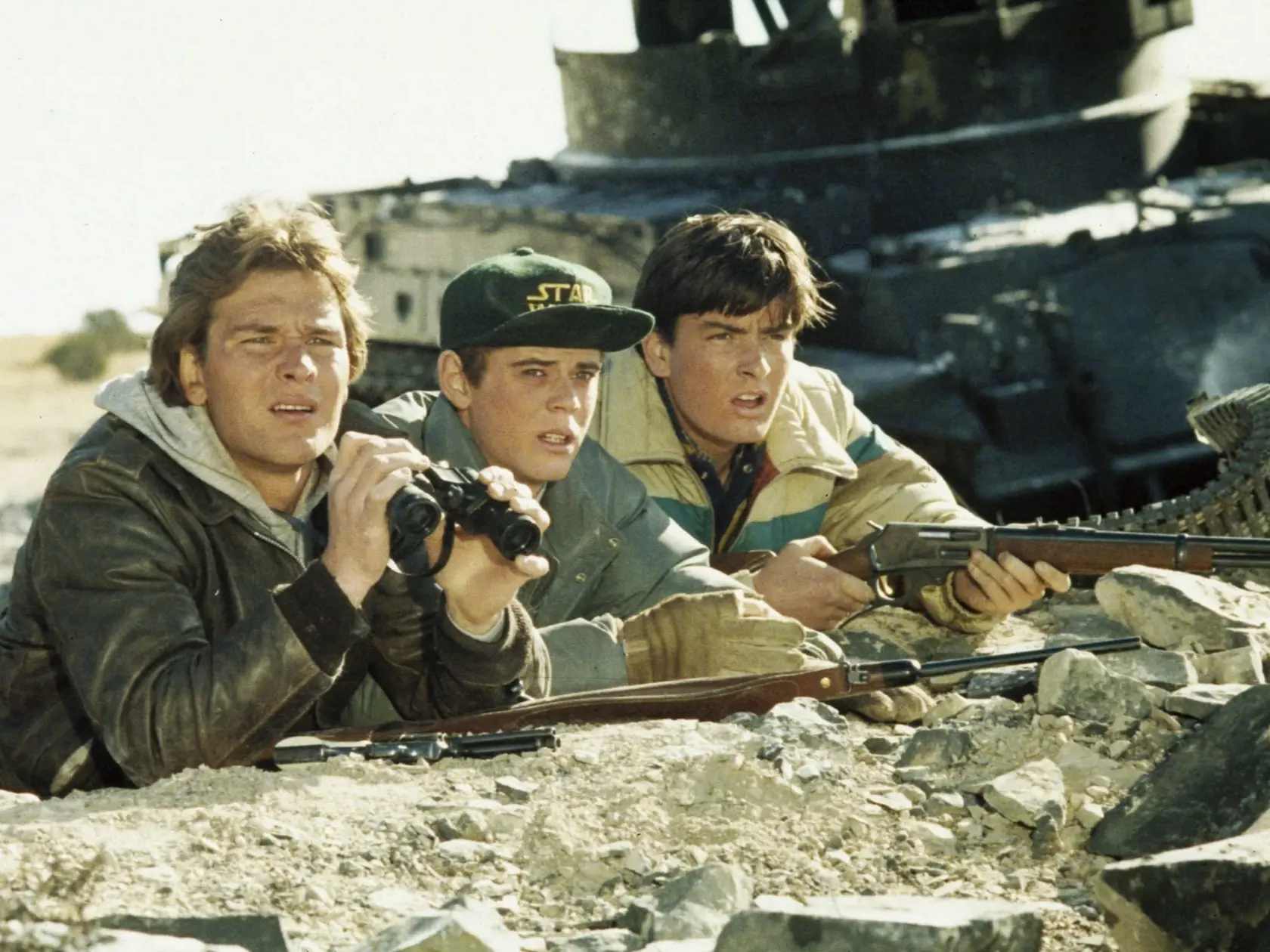 Patrick Swayze (vľavo) vo filme Red Dawn (1984). Vpravo je Charlie Sheen.