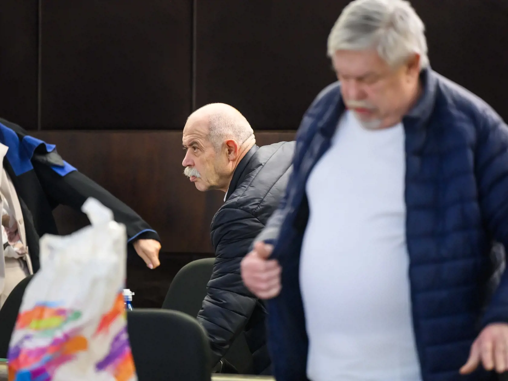 Právoplatne odsúdení zľava Milan Andrášik a Miloš Kocúr prichádzajú do súdnej siene.