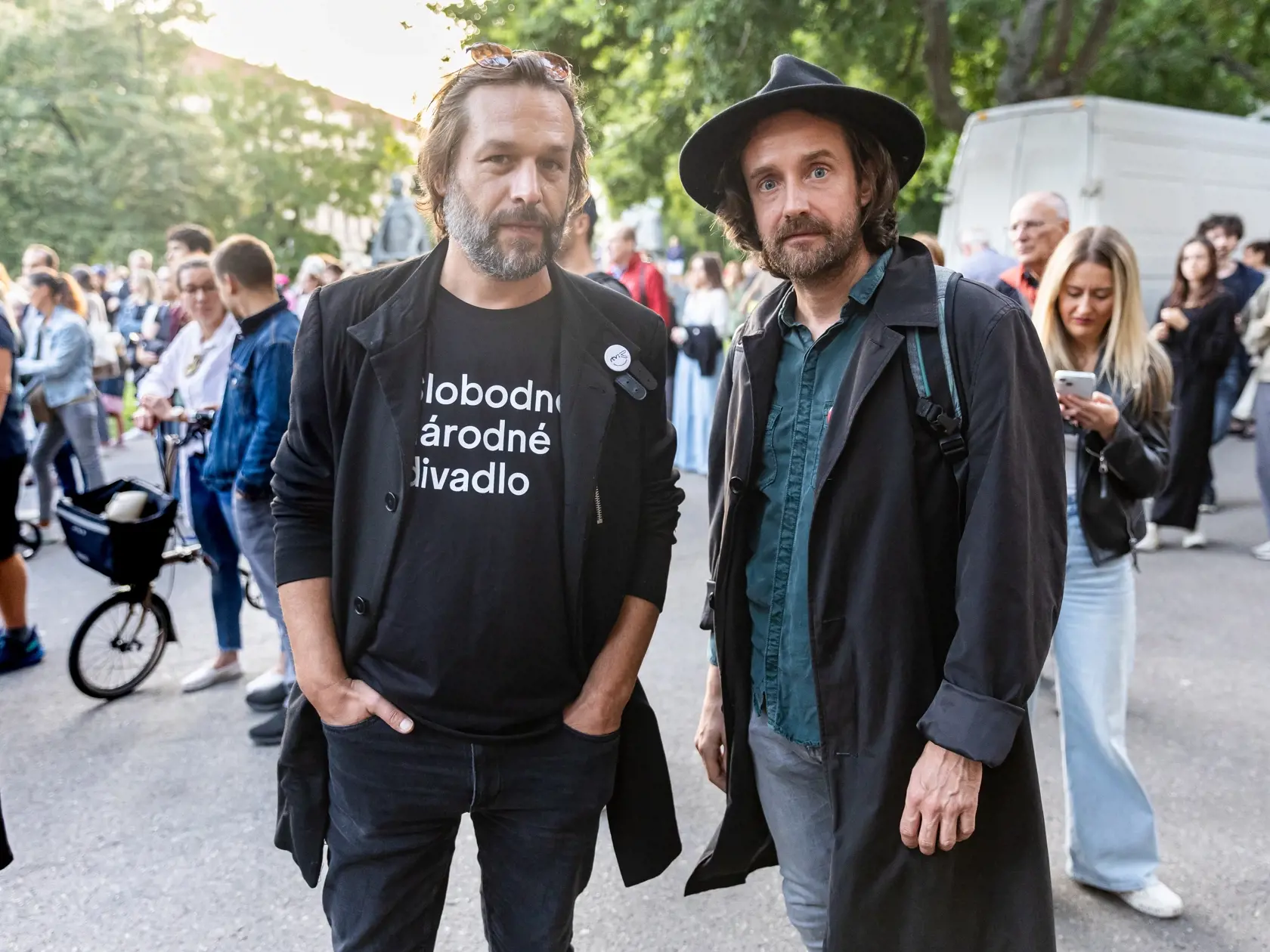Protest na podporu kultúrneho štrajku: Kamil Mikulčík a Juraj Hrčka.