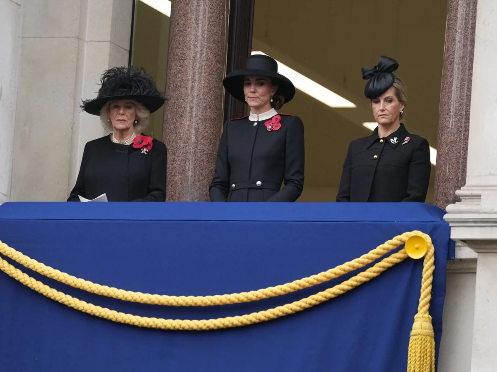 Jej miesto na balkóne tak zastúpila 40-ročná vojvodkyňa Kate. Napriek tomu, že sa úlohy zhostila s gráciou a eleganciou, ktorá je vojvodkyni vlastná, na jej tvári bolo vidieť smútok a znepokojenie.
