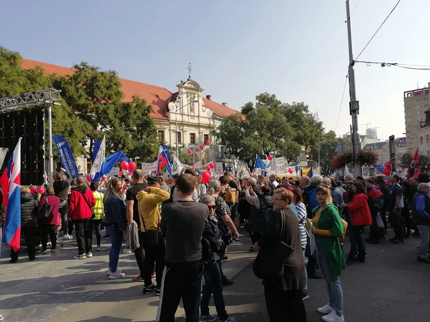 Protest Konfederácie odborových zväzov v centre Bratislavy. Zúčastnili sa ho stovky občanov. Ide o demonštráciu proti energetickej chudobe.