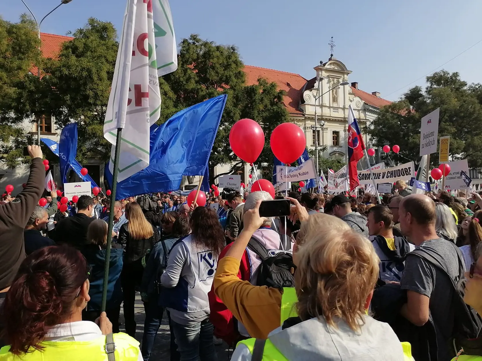 Protest Konfederácie odborových zväzov v centre Bratislavy. Zúčastnili sa ho stovky občanov. Ide o demonštráciu proti energetickej chudobe.