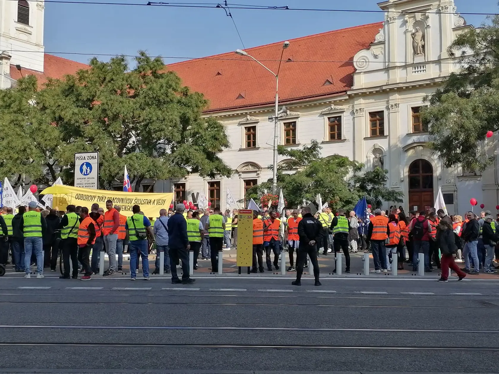 Protest Konfederácie odborových zväzov v centre Bratislavy. Zúčastnili sa ho stovky občanov. Ide o demonštráciu proti energetickej chudobe.