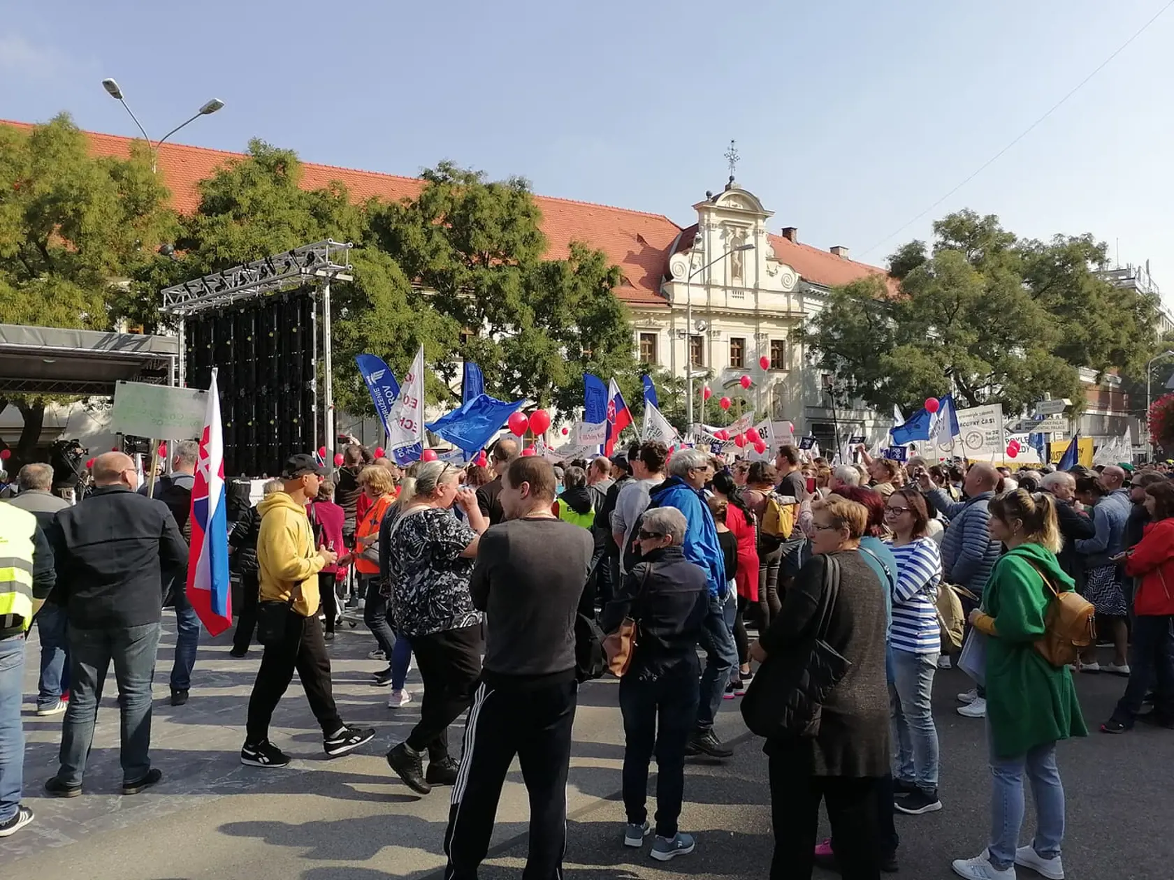 Protest Konfederácie odborových zväzov v centre Bratislavy. Zúčastnili sa ho stovky občanov. Ide o demonštráciu proti energetickej chudobe.