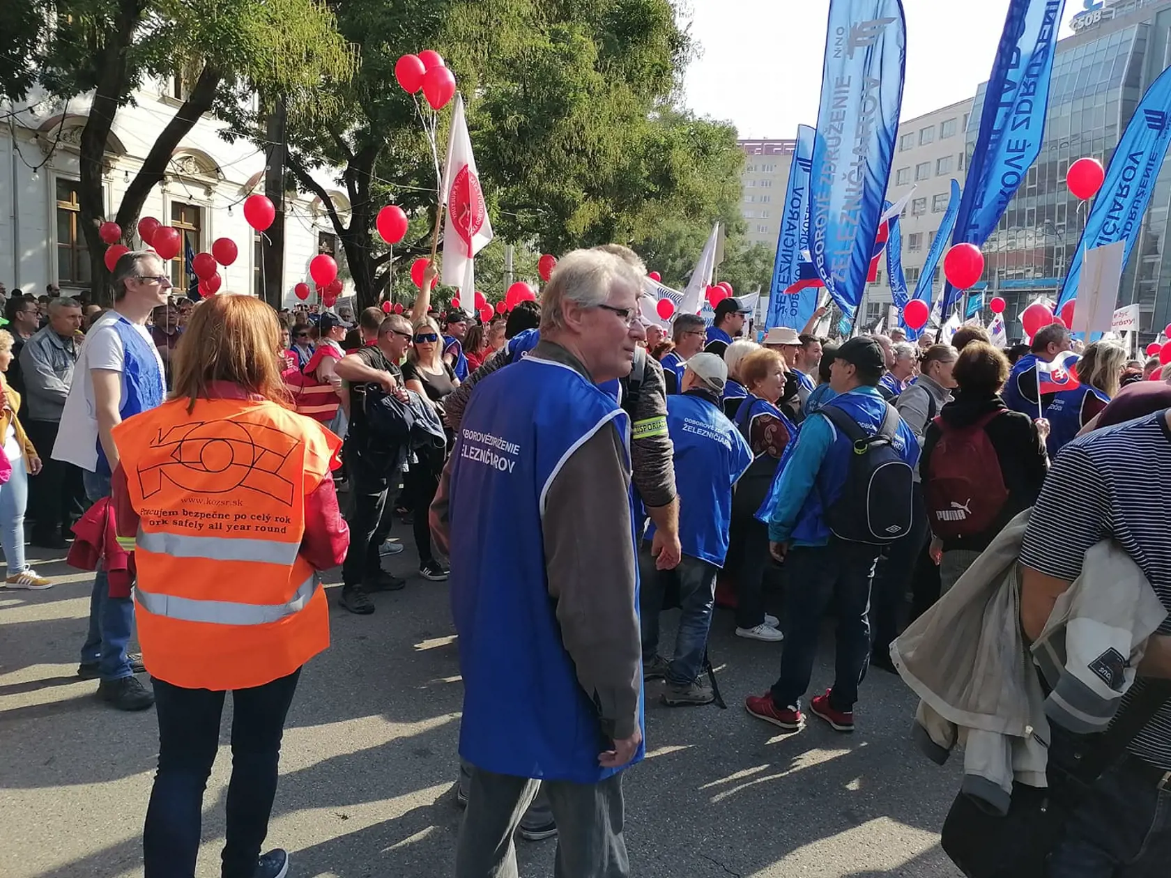 Protest Konfederácie odborových zväzov v centre Bratislavy. Zúčastnili sa ho stovky občanov. Ide o demonštráciu proti energetickej chudobe.