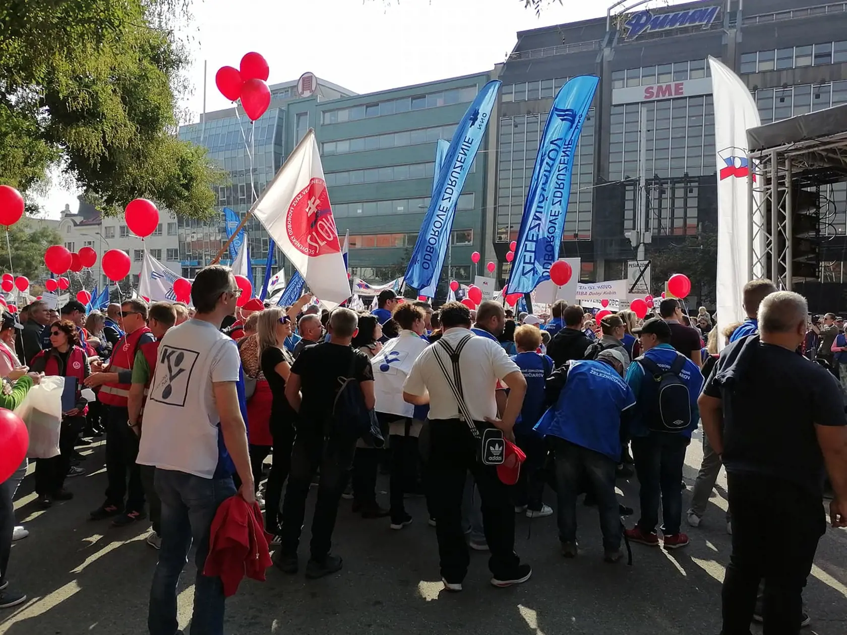 Protest Konfederácie odborových zväzov v centre Bratislavy. Zúčastnili sa ho stovky občanov. Ide o demonštráciu proti energetickej chudobe.