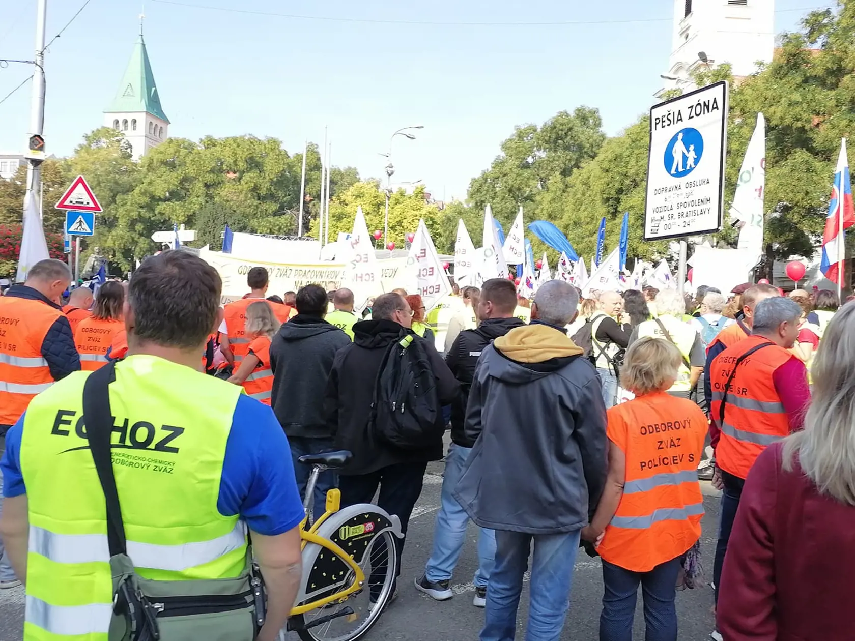 Protest Konfederácie odborových zväzov v centre Bratislavy. Zúčastnili sa ho stovky občanov. Ide o demonštráciu proti energetickej chudobe.