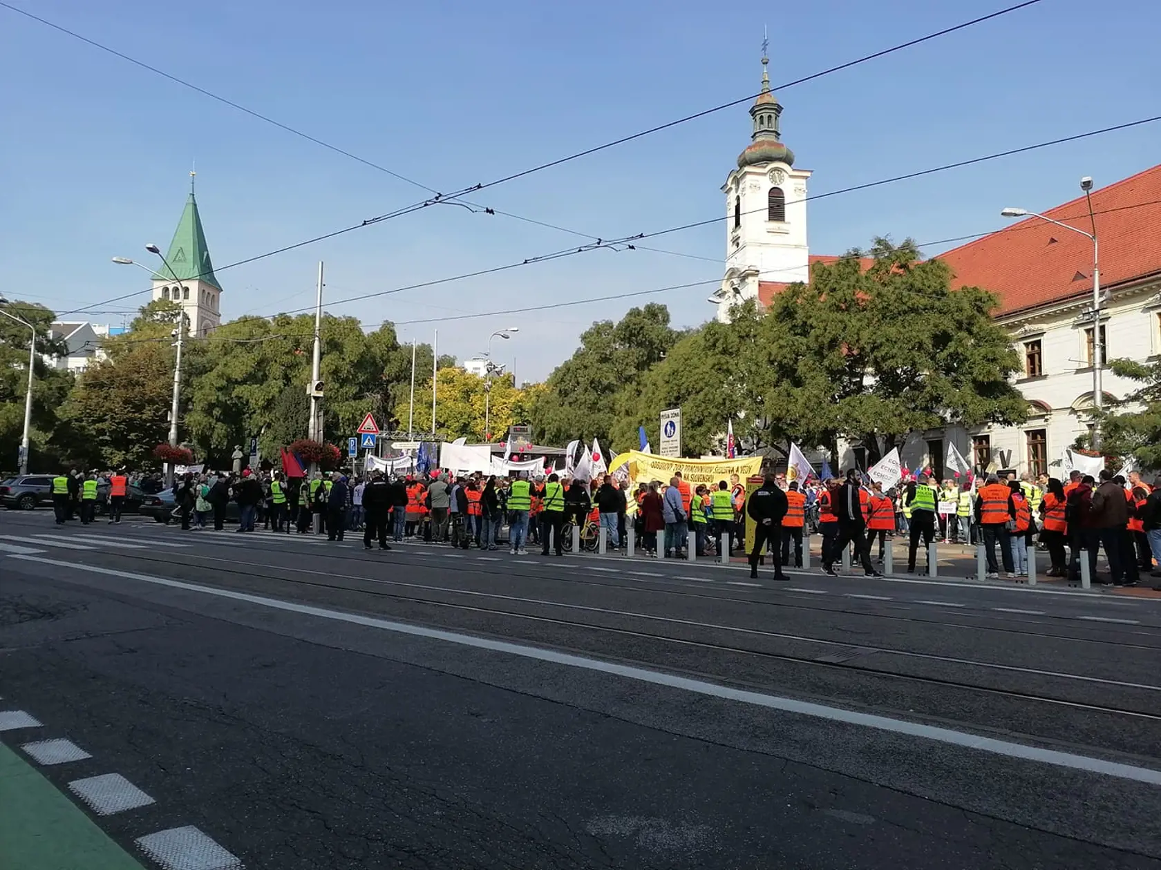 Protest Konfederácie odborových zväzov v centre Bratislavy. Zúčastnili sa ho stovky občanov. Ide o demonštráciu proti energetickej chudobe.