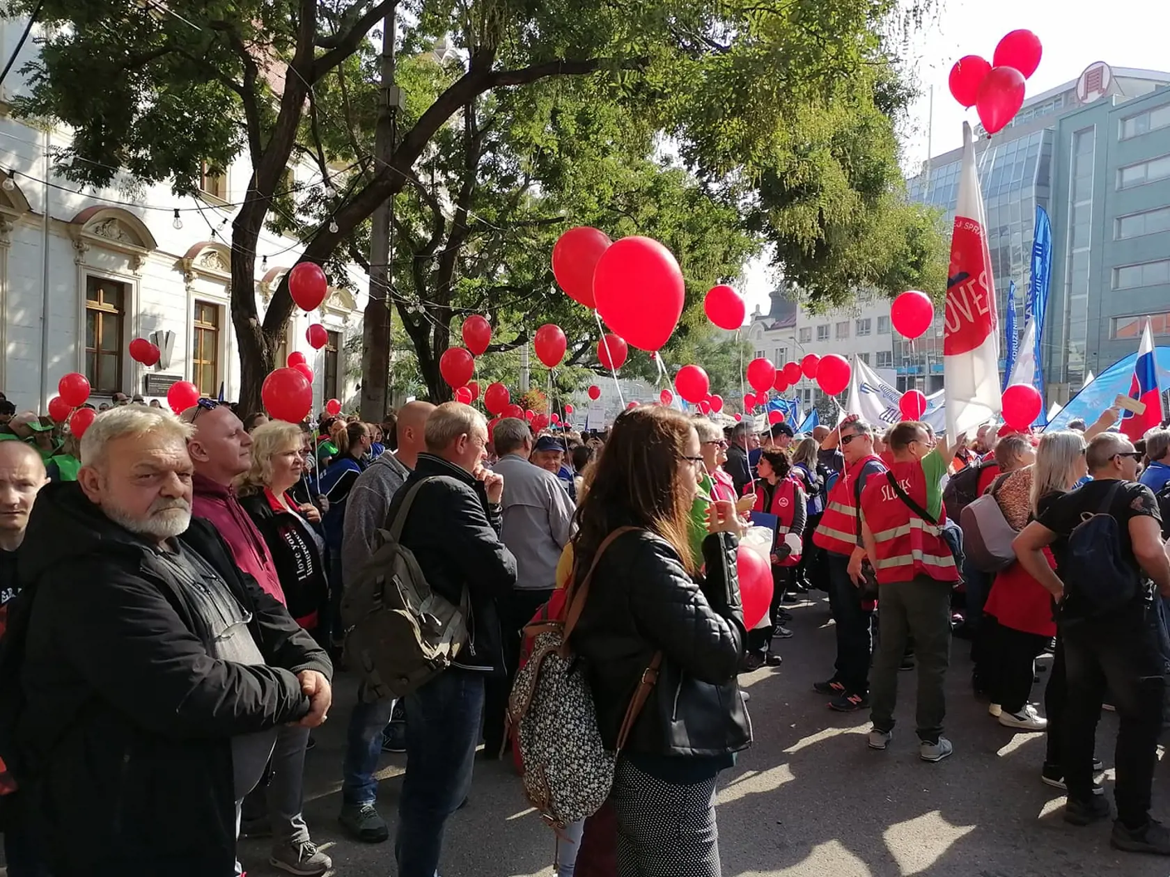 Protest Konfederácie odborových zväzov v centre Bratislavy. Zúčastnili sa ho stovky občanov. Ide o demonštráciu proti energetickej chudobe.