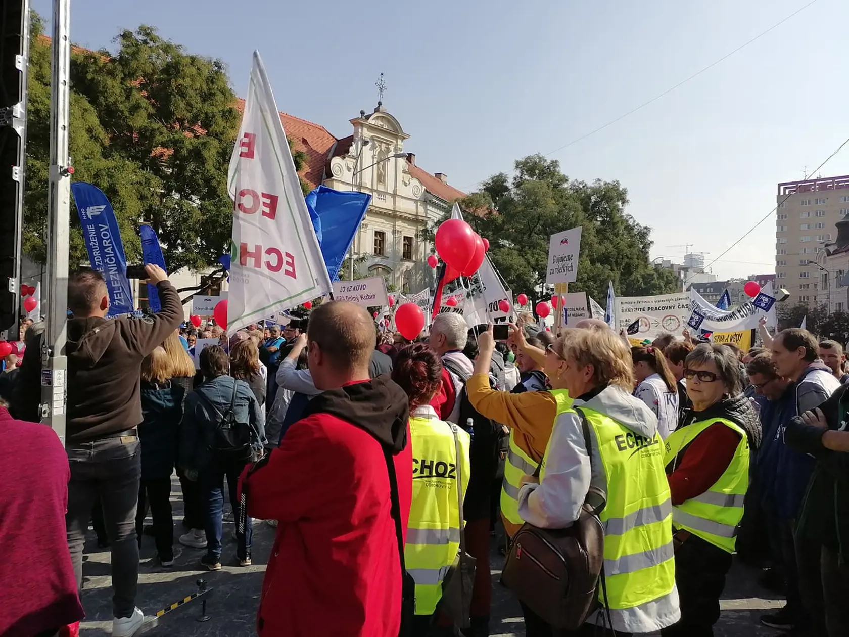 Protest Konfederácie odborových zväzov v centre Bratislavy. Zúčastnili sa ho stovky občanov. Ide o demonštráciu proti energetickej chudobe.