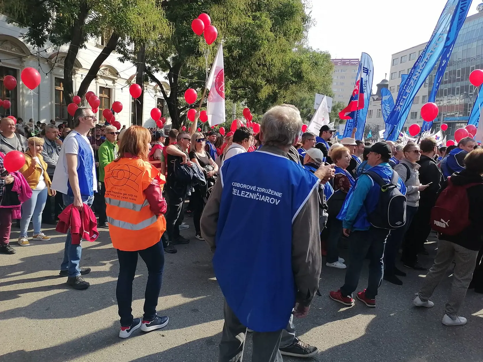 Protest Konfederácie odborových zväzov v centre Bratislavy. Zúčastnili sa ho stovky občanov. Ide o demonštráciu proti energetickej chudobe.
