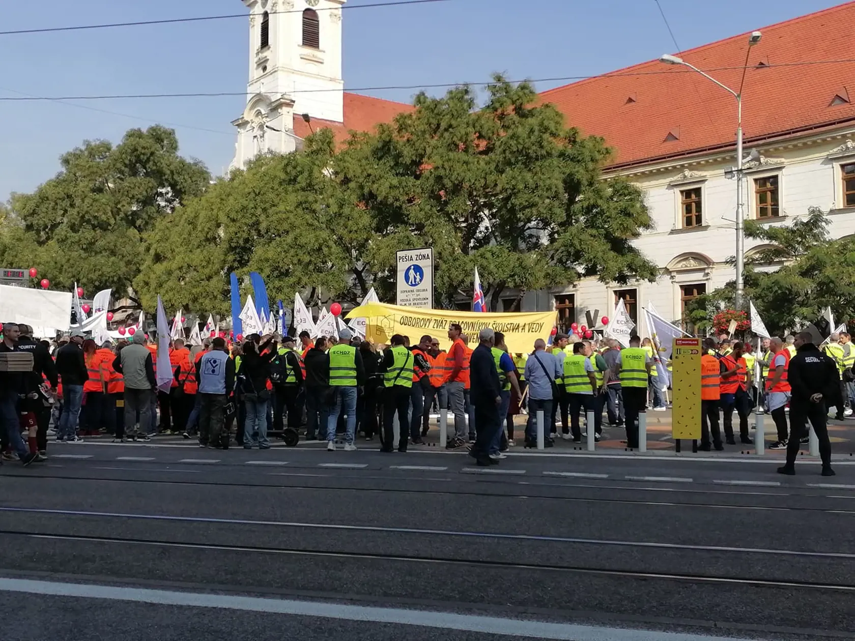 Protest Konfederácie odborových zväzov v centre Bratislavy. Zúčastnili sa ho stovky občanov. Ide o demonštráciu proti energetickej chudobe.