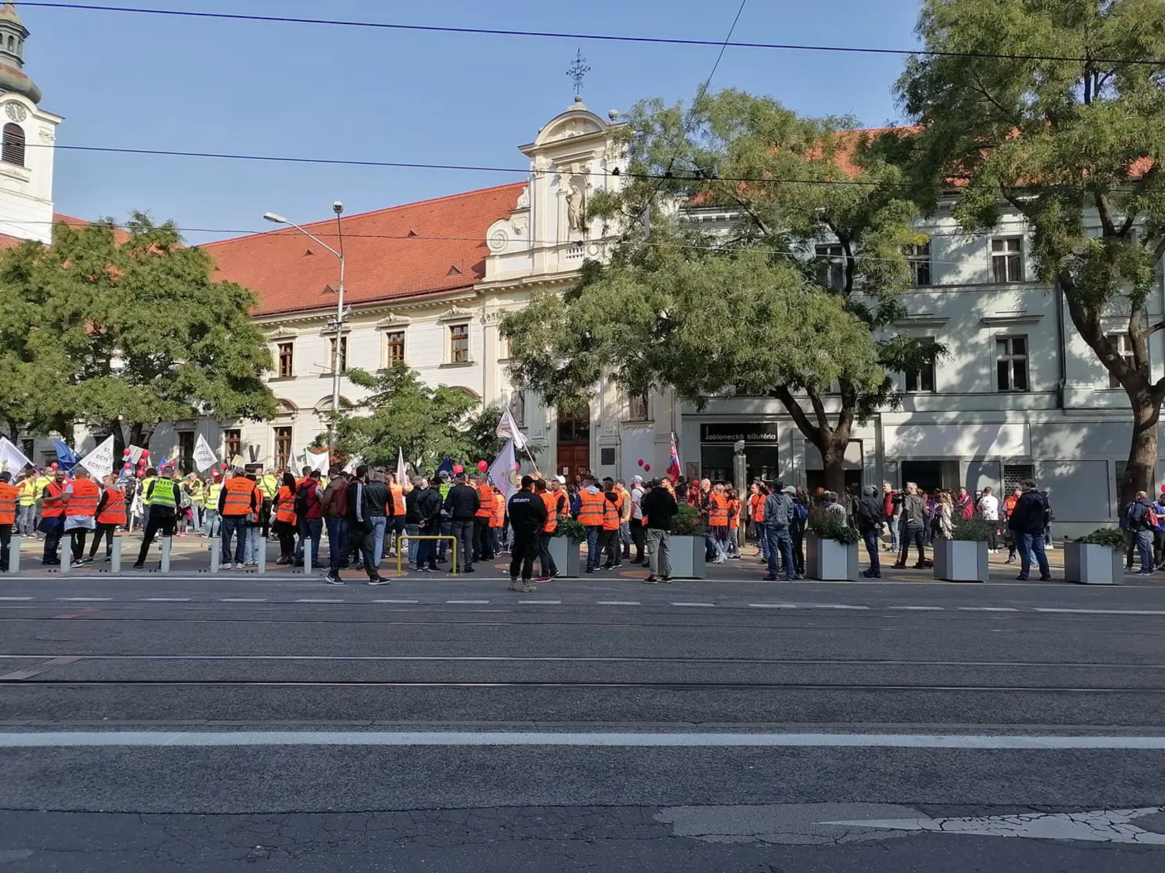 Protest Konfederácie odborových zväzov v centre Bratislavy. Zúčastnili sa ho stovky občanov. Ide o demonštráciu proti energetickej chudobe.