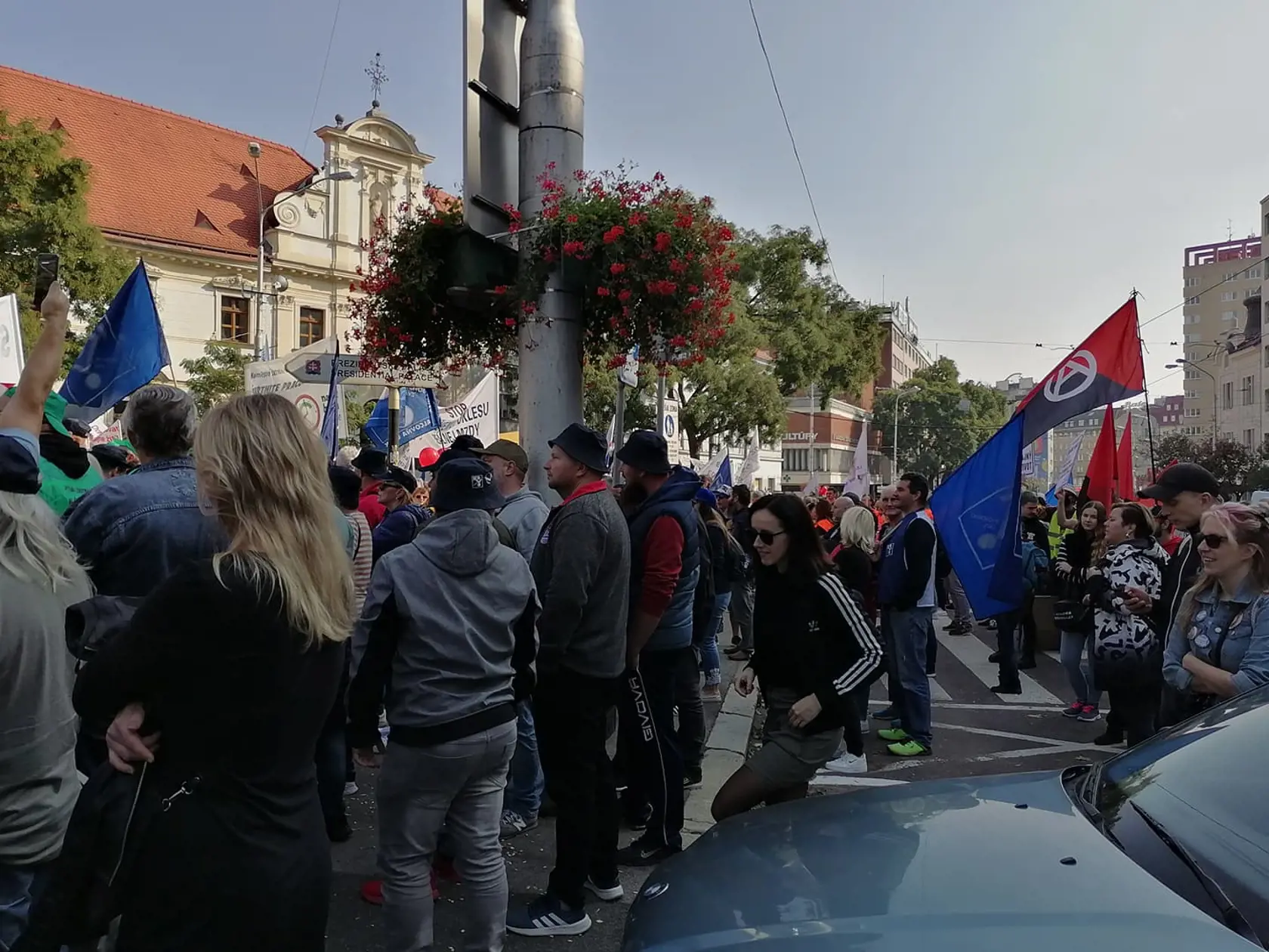 Protest Konfederácie odborových zväzov v centre Bratislavy. Zúčastnili sa ho stovky občanov. Ide o demonštráciu proti energetickej chudobe.