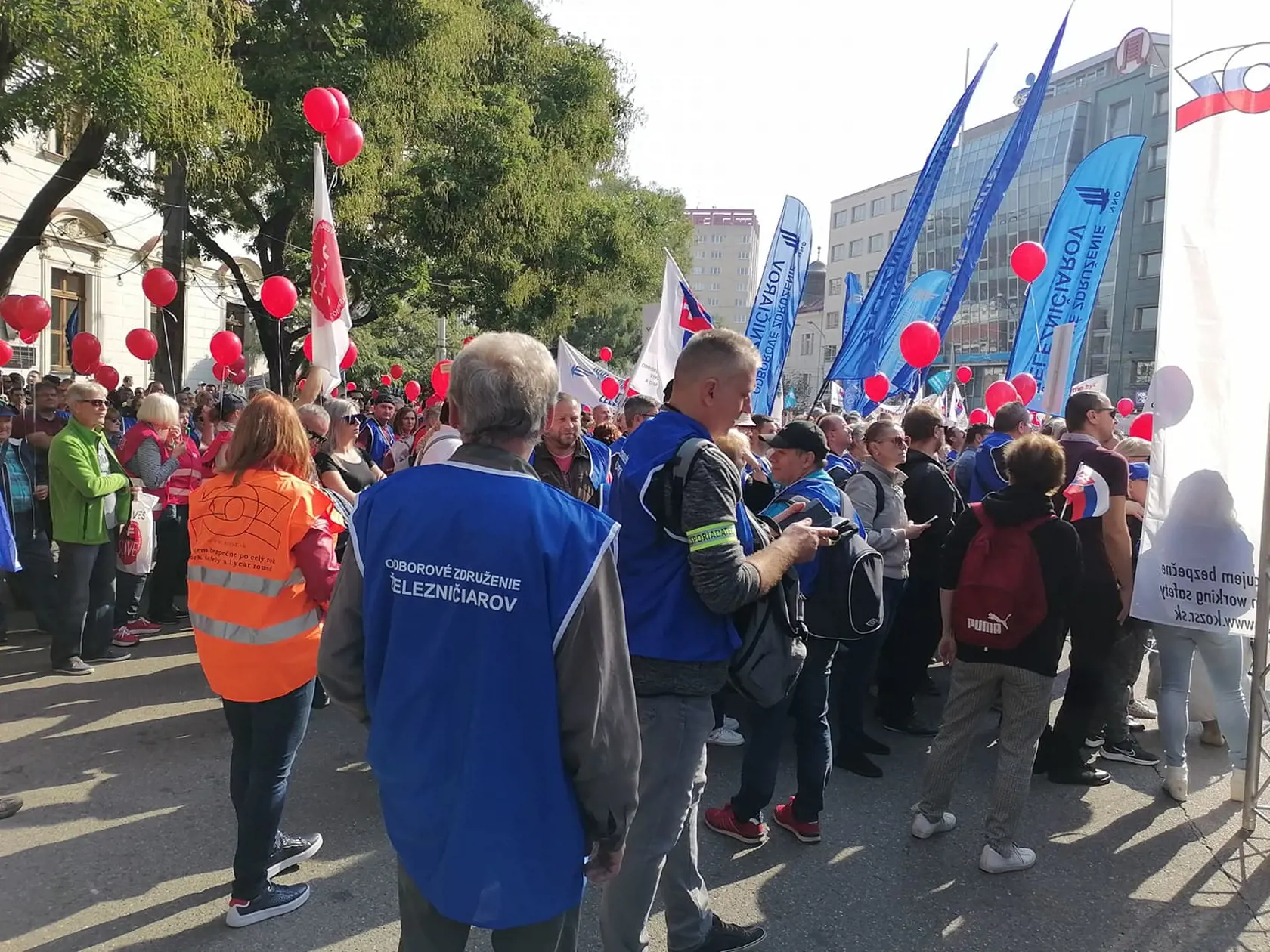 Protest Konfederácie odborových zväzov v centre Bratislavy. Zúčastnili sa ho stovky občanov. Ide o demonštráciu proti energetickej chudobe.