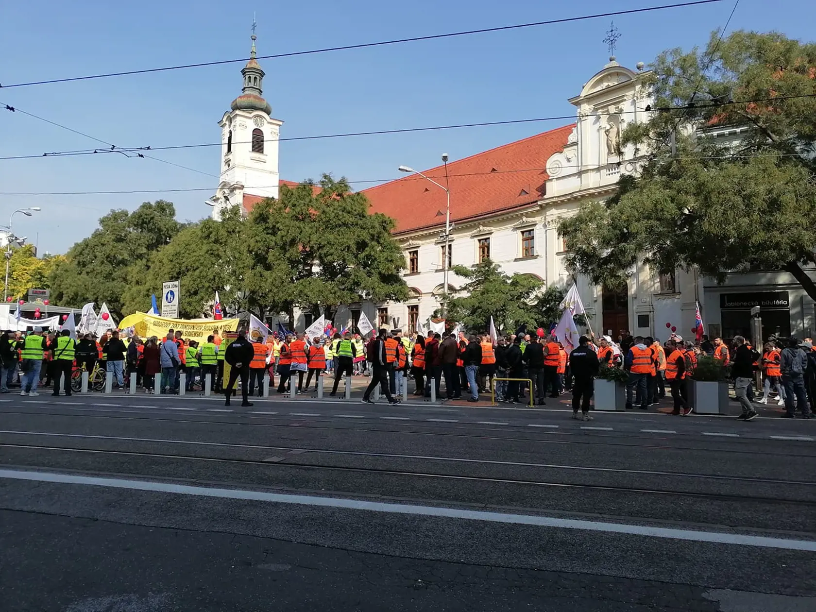Protest Konfederácie odborových zväzov v centre Bratislavy. Zúčastnili sa ho stovky občanov. Ide o demonštráciu proti energetickej chudobe.