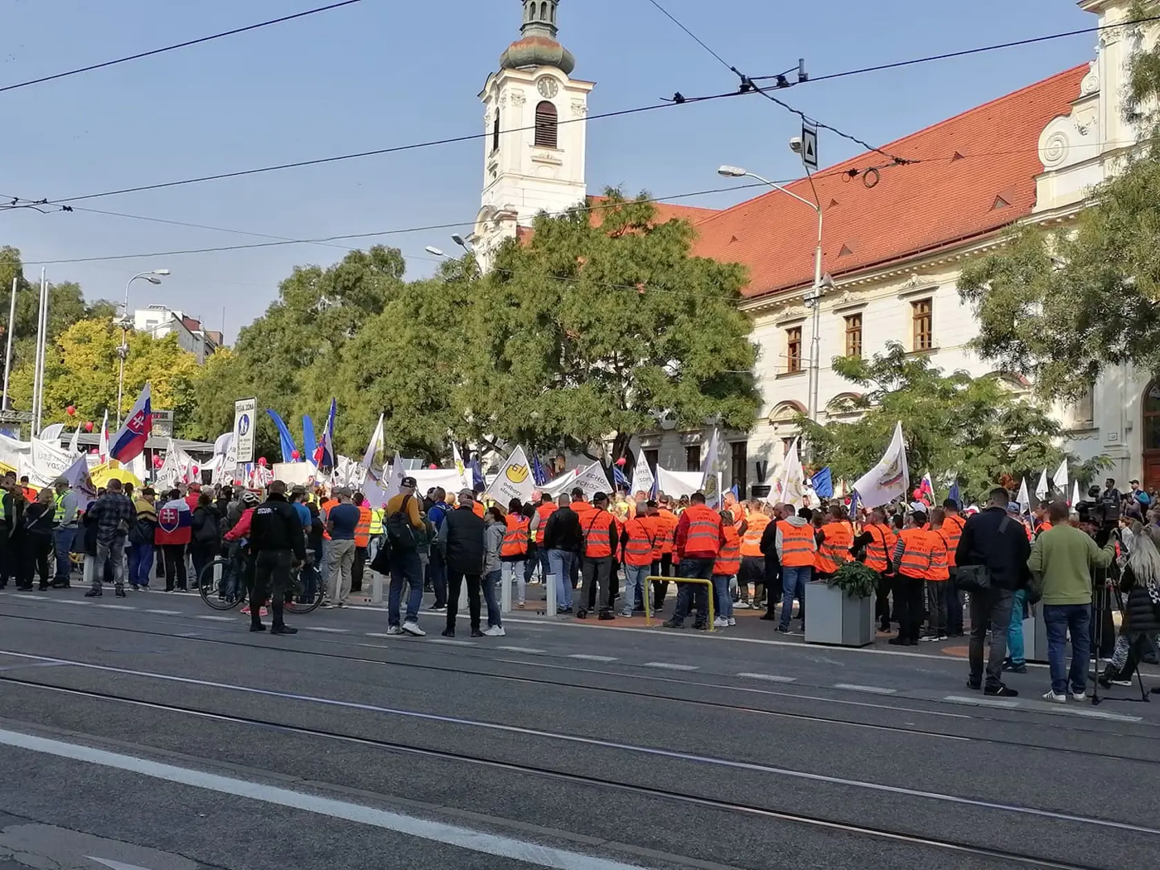 Stovky demonštrantov zaplnili Námestie SNP v Bratislave. Na proteste, ktorý organizuje KOZ SR protestujú proti energetickej chudobe.