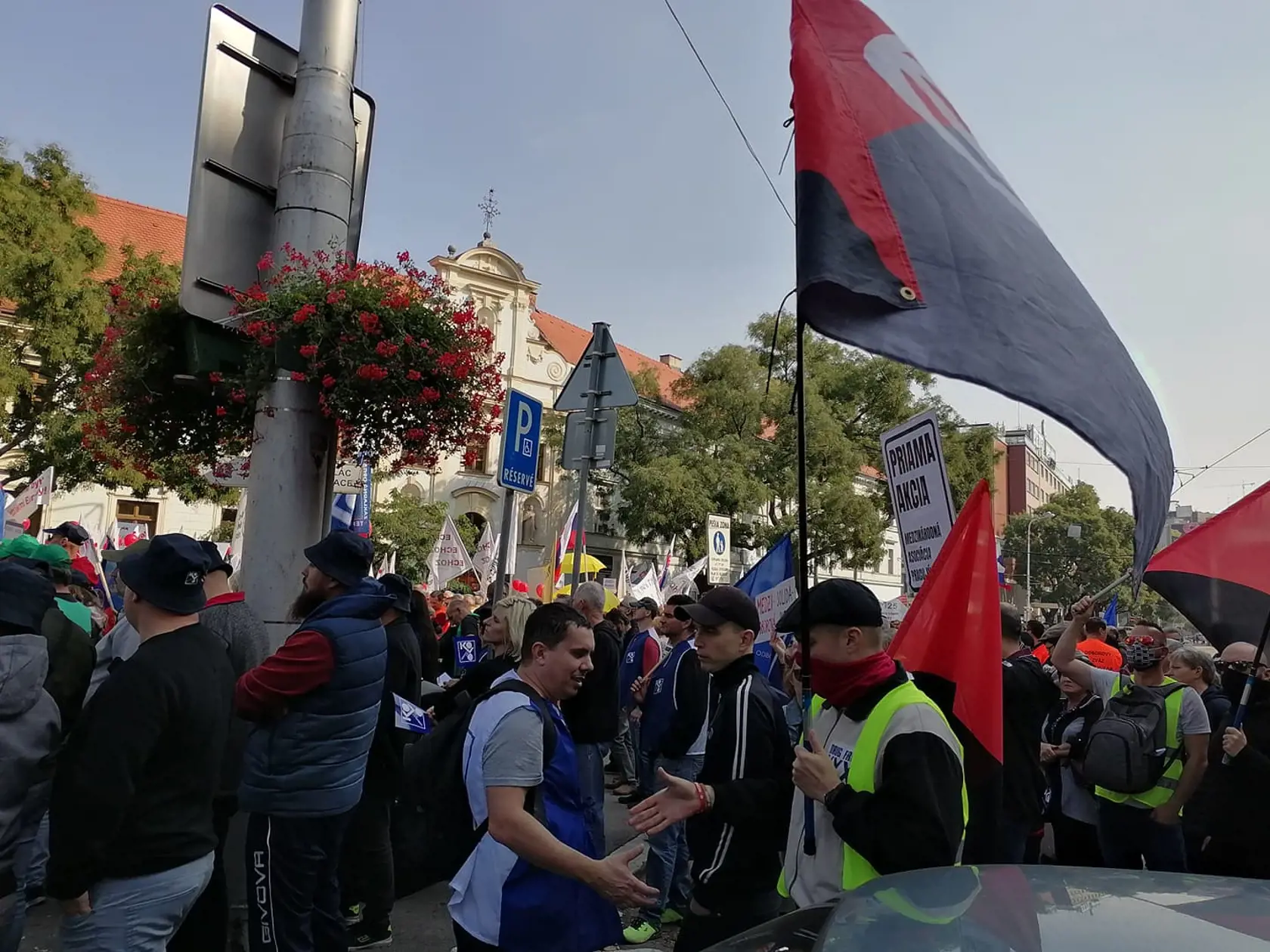 Stovky demonštrantov zaplnili Námestie SNP v Bratislave. Na proteste, ktorý organizuje KOZ SR protestujú proti energetickej chudobe.