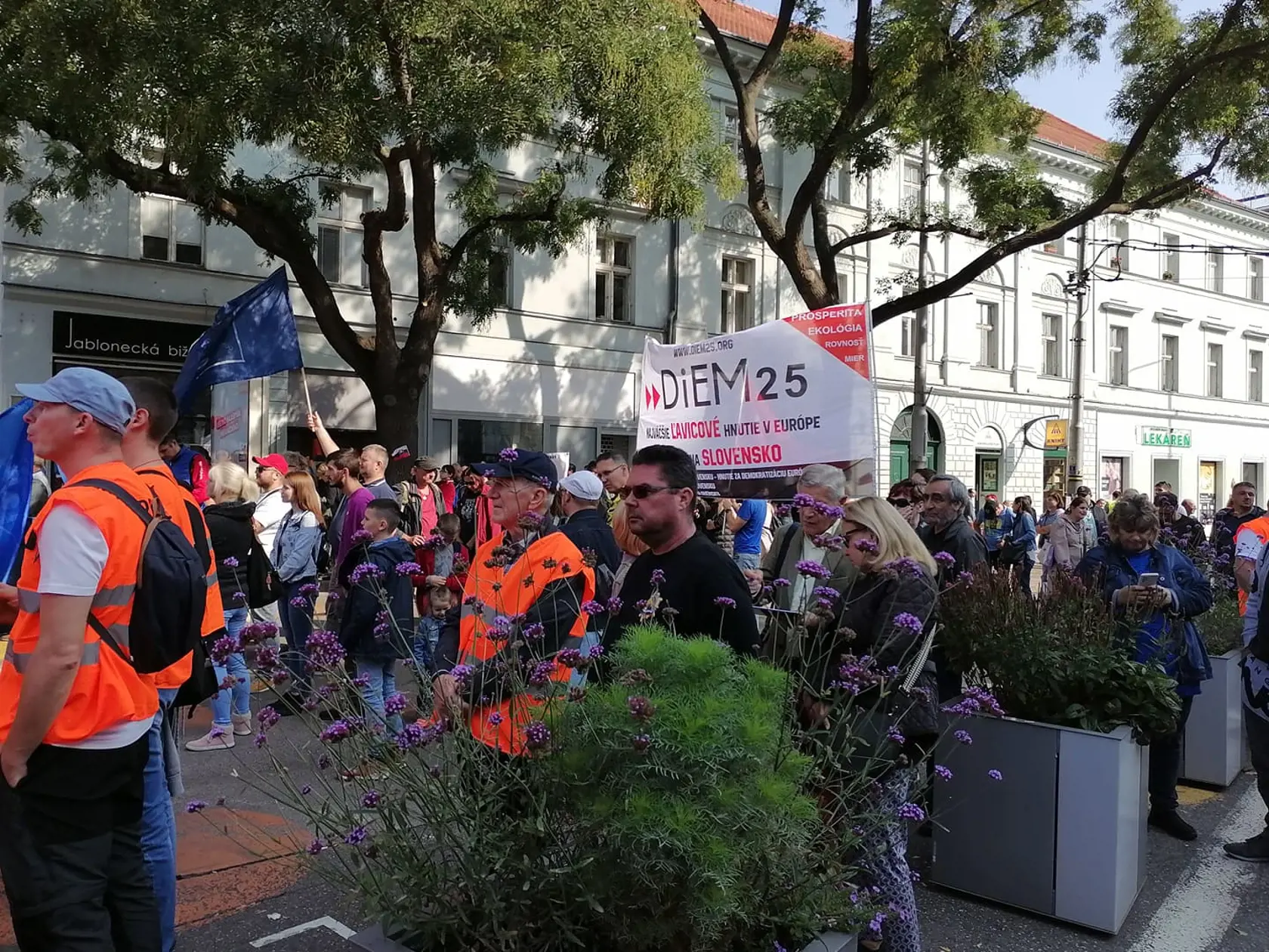 Stovky demonštrantov zaplnili Námestie SNP v Bratislave. Na proteste, ktorý organizuje KOZ SR protestujú proti energetickej chudobe.