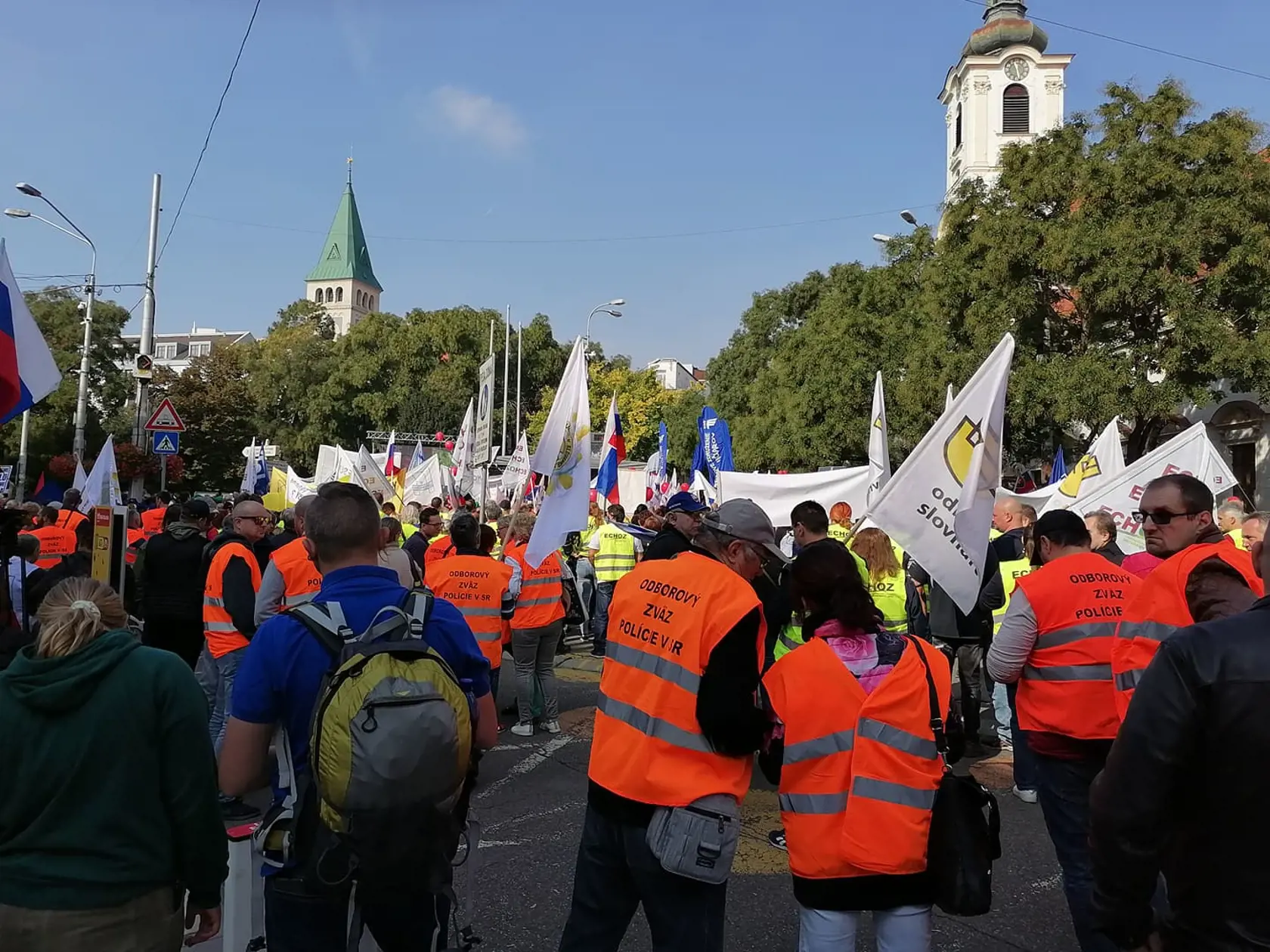 Stovky demonštrantov zaplnili Námestie SNP v Bratislave. Na proteste, ktorý organizuje KOZ SR protestujú proti energetickej chudobe.