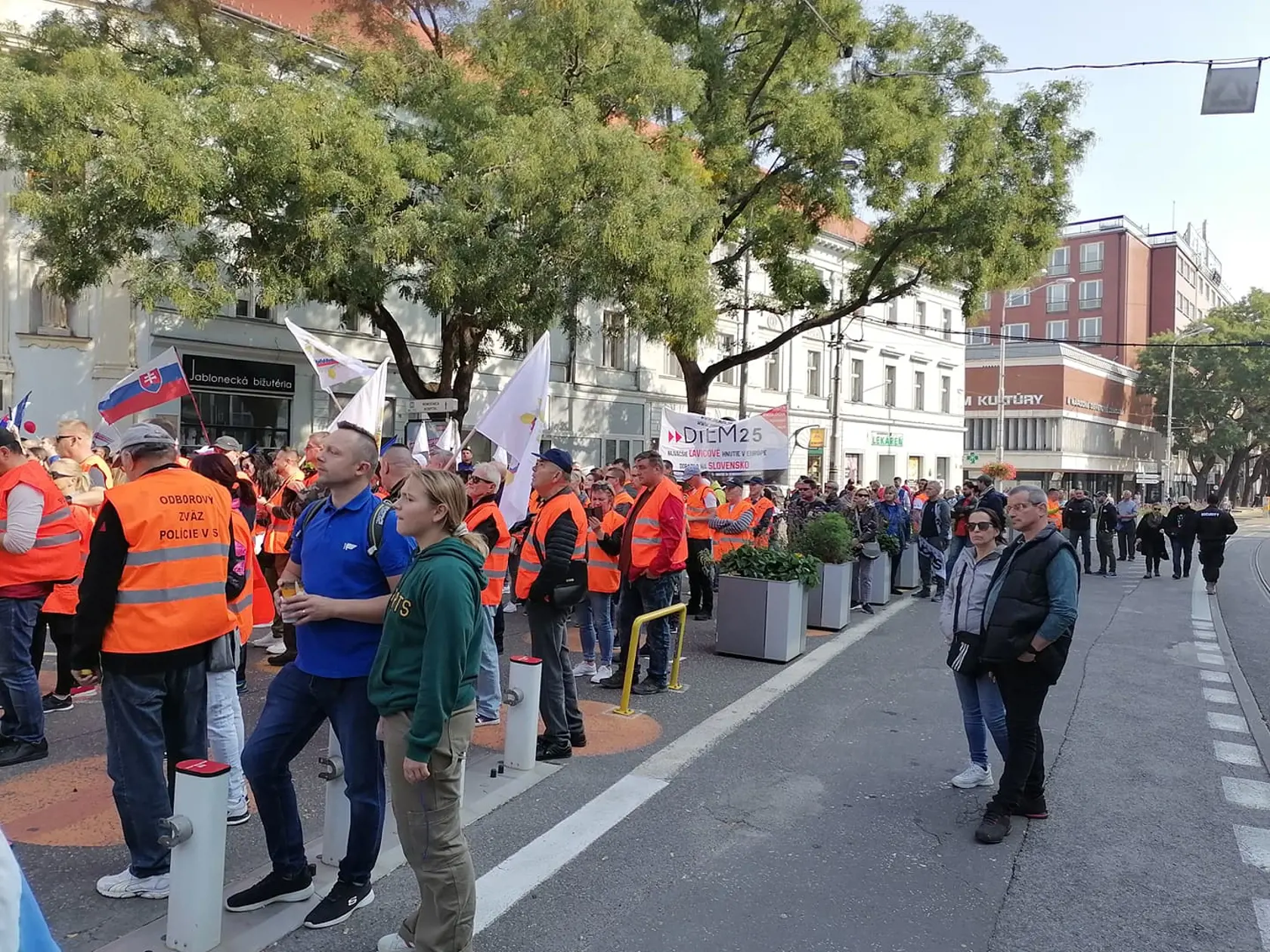 Stovky demonštrantov zaplnili Námestie SNP v Bratislave. Na proteste, ktorý organizuje KOZ SR protestujú proti energetickej chudobe.