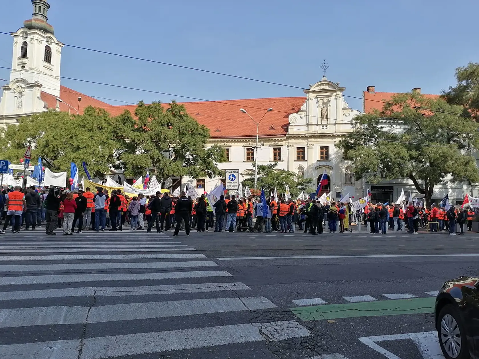 Stovky demonštrantov zaplnili Námestie SNP v Bratislave. Na proteste, ktorý organizuje KOZ SR protestujú proti energetickej chudobe.