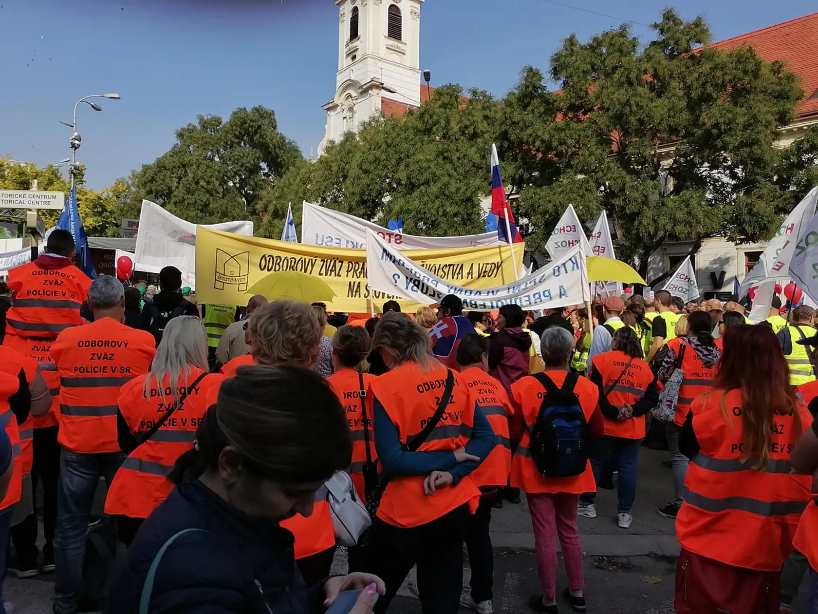 Stovky demonštrantov zaplnili Námestie SNP v Bratislave. Na proteste, ktorý organizuje KOZ SR protestujú proti energetickej chudobe.