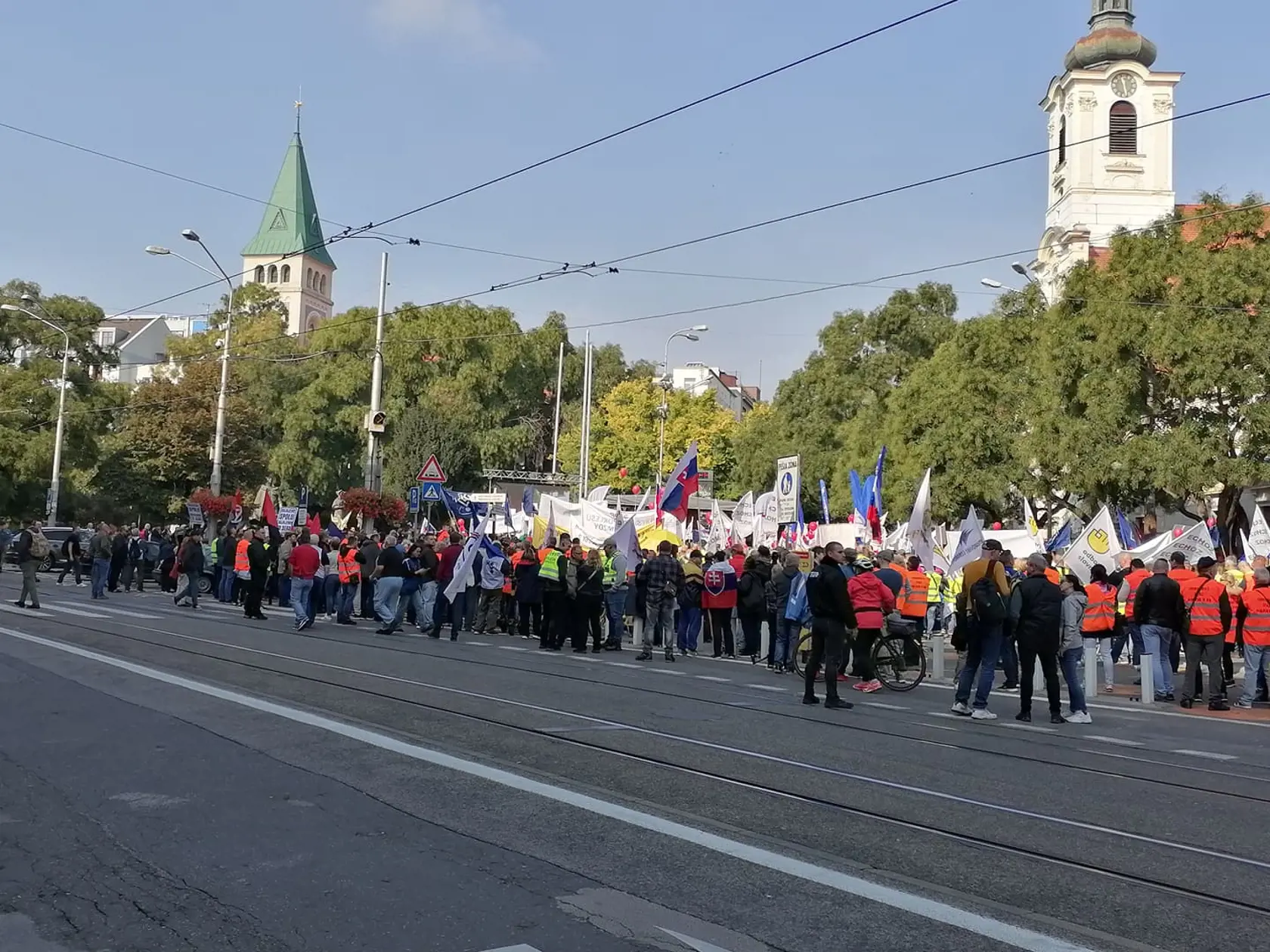 Stovky demonštrantov zaplnili Námestie SNP v Bratislave. Na proteste, ktorý organizuje KOZ SR protestujú proti energetickej chudobe.