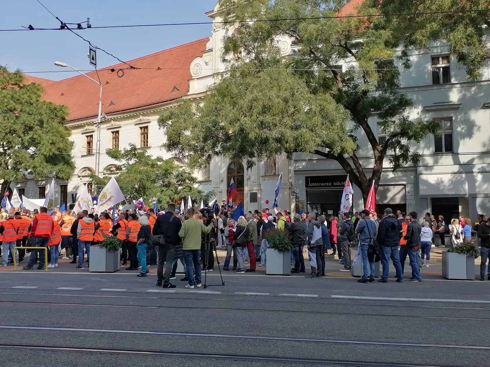 Stovky demonštrantov zaplnili Námestie SNP v Bratislave. Na proteste, ktorý organizuje KOZ SR protestujú proti energetickej chudobe.