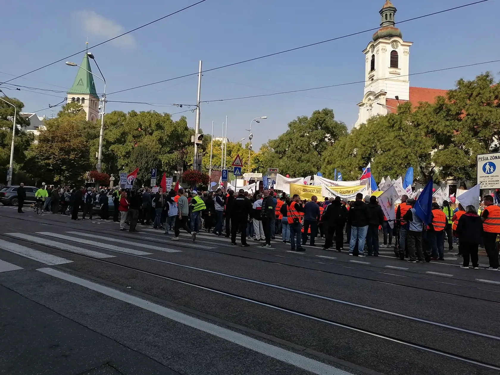Stovky demonštrantov zaplnili Námestie SNP v Bratislave. Na proteste, ktorý organizuje KOZ SR protestujú proti energetickej chudobe.