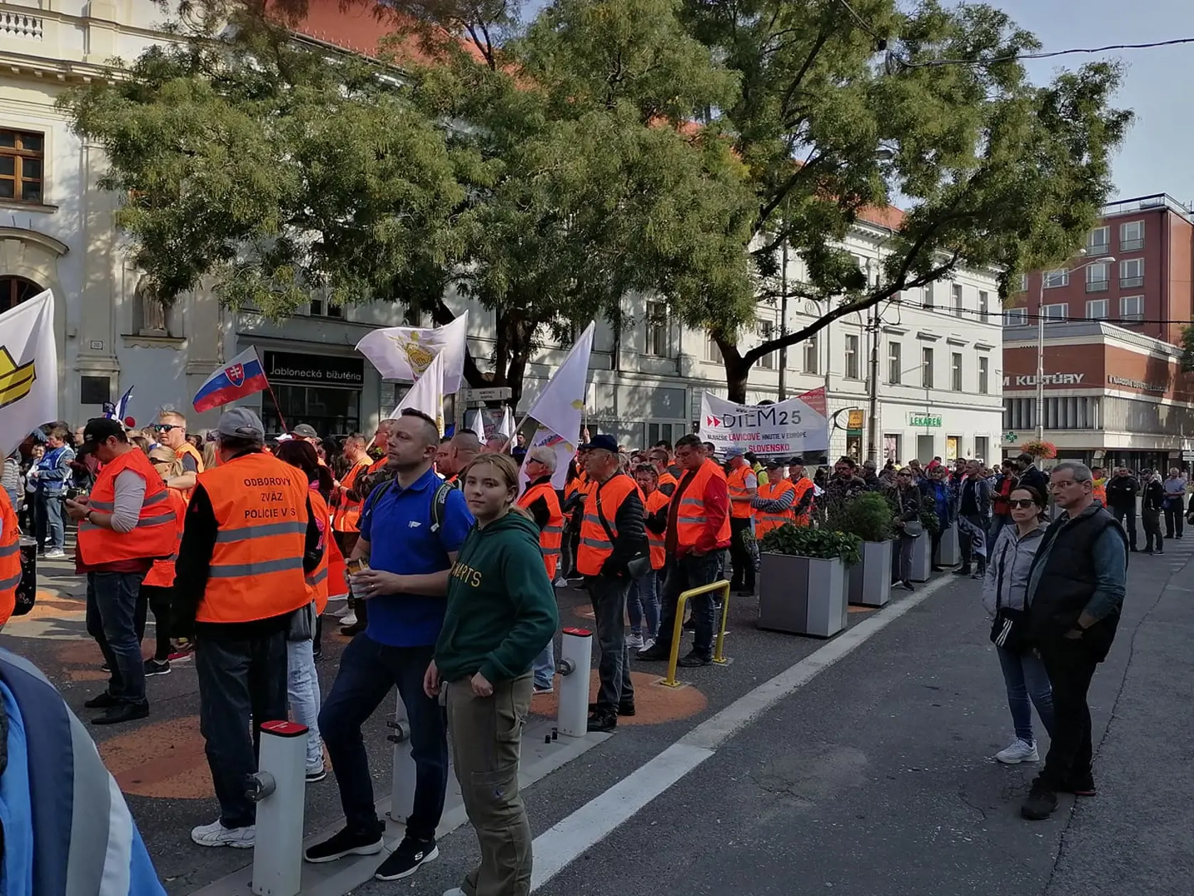 Stovky demonštrantov zaplnili Námestie SNP v Bratislave. Na proteste, ktorý organizuje KOZ SR protestujú proti energetickej chudobe.