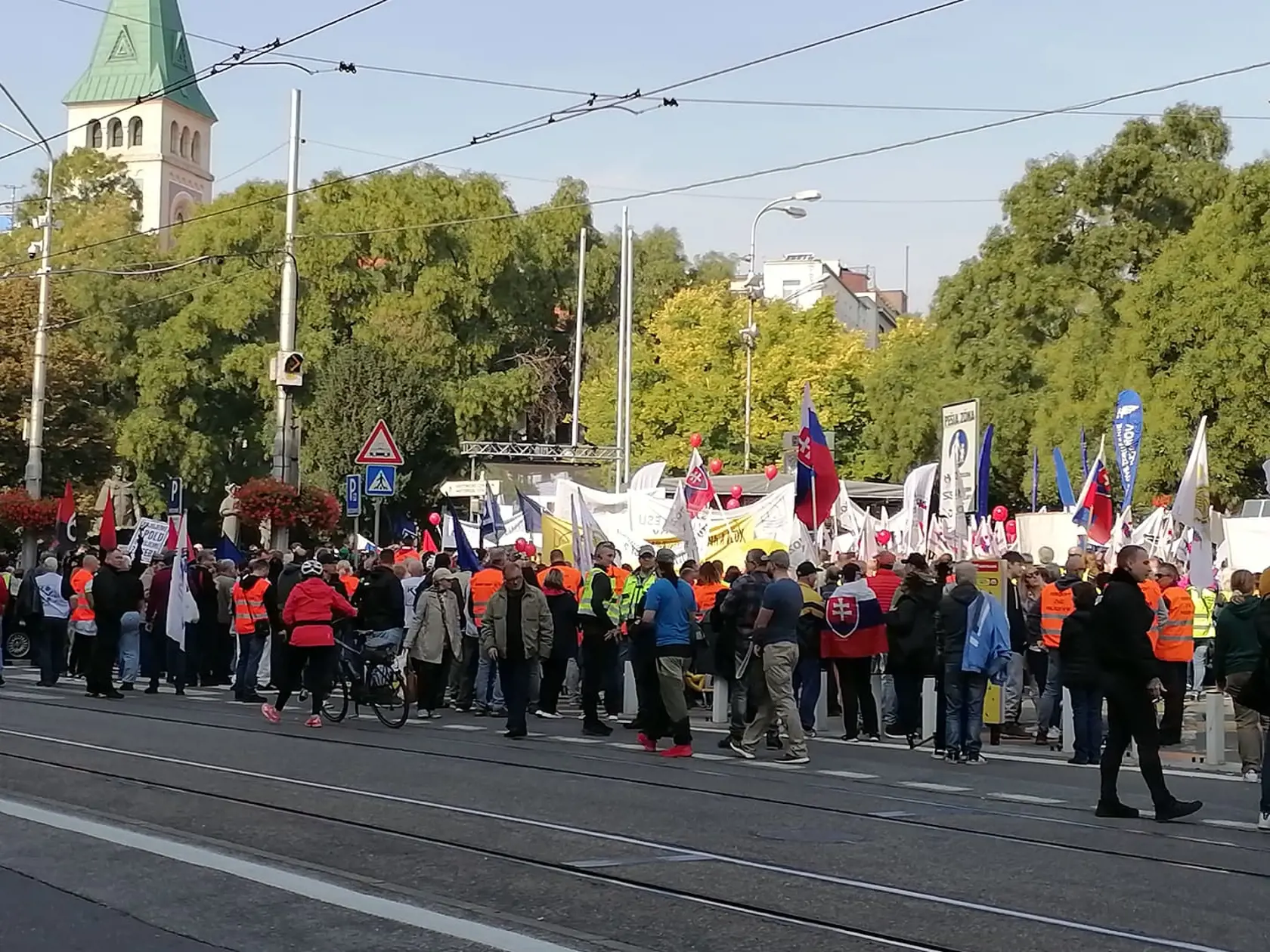 Stovky demonštrantov zaplnili Námestie SNP v Bratislave. Na proteste, ktorý organizuje KOZ SR protestujú proti energetickej chudobe.