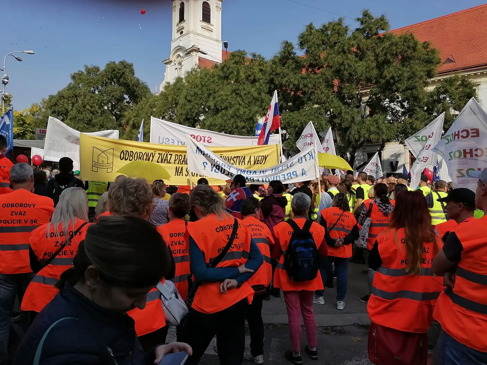 Stovky demonštrantov zaplnili Námestie SNP v Bratislave. Na proteste, ktorý organizuje KOZ SR protestujú proti energetickej chudobe.