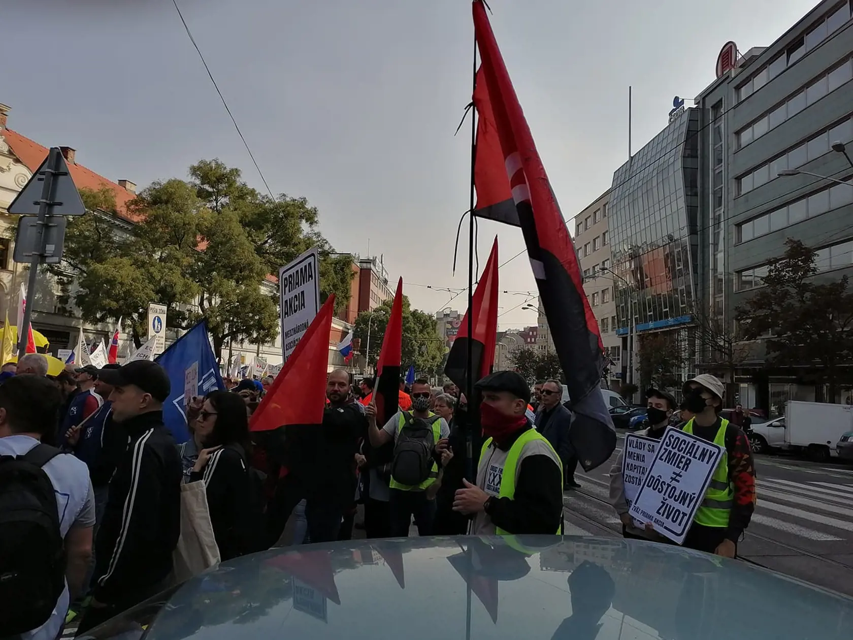 Stovky demonštrantov zaplnili Námestie SNP v Bratislave. Na proteste, ktorý organizuje KOZ SR protestujú proti energetickej chudobe.