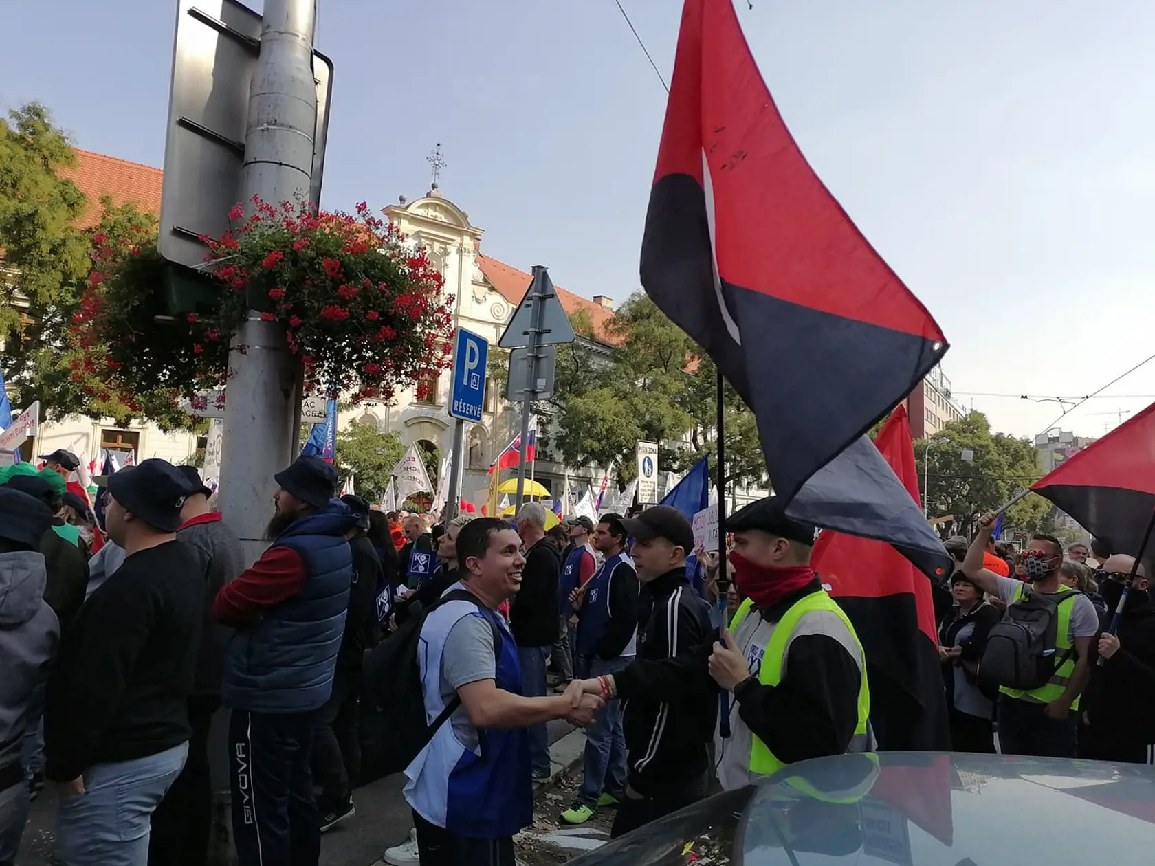 Stovky demonštrantov zaplnili Námestie SNP v Bratislave. Na proteste, ktorý organizuje KOZ SR protestujú proti energetickej chudobe.