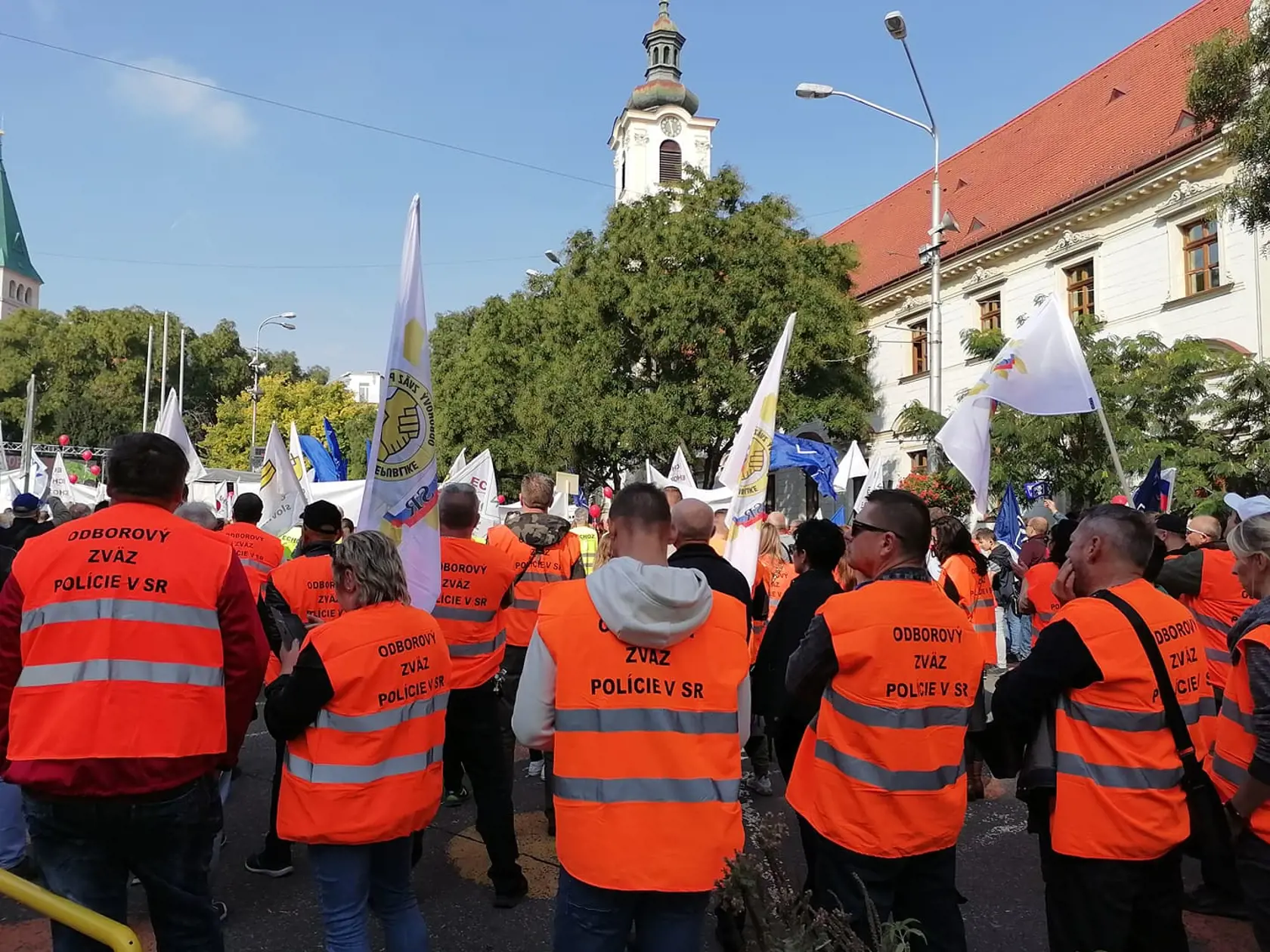 Stovky demonštrantov zaplnili Námestie SNP v Bratislave. Na proteste, ktorý organizuje KOZ SR protestujú proti energetickej chudobe.