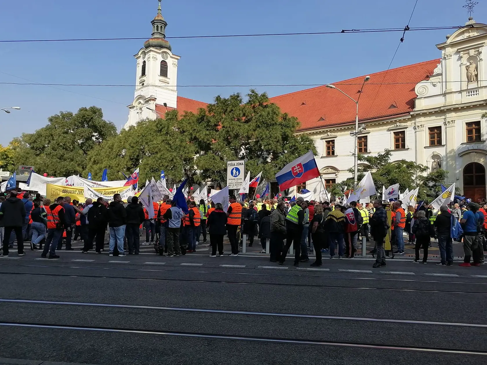 Stovky demonštrantov zaplnili Námestie SNP v Bratislave. Na proteste, ktorý organizuje KOZ SR protestujú proti energetickej chudobe.